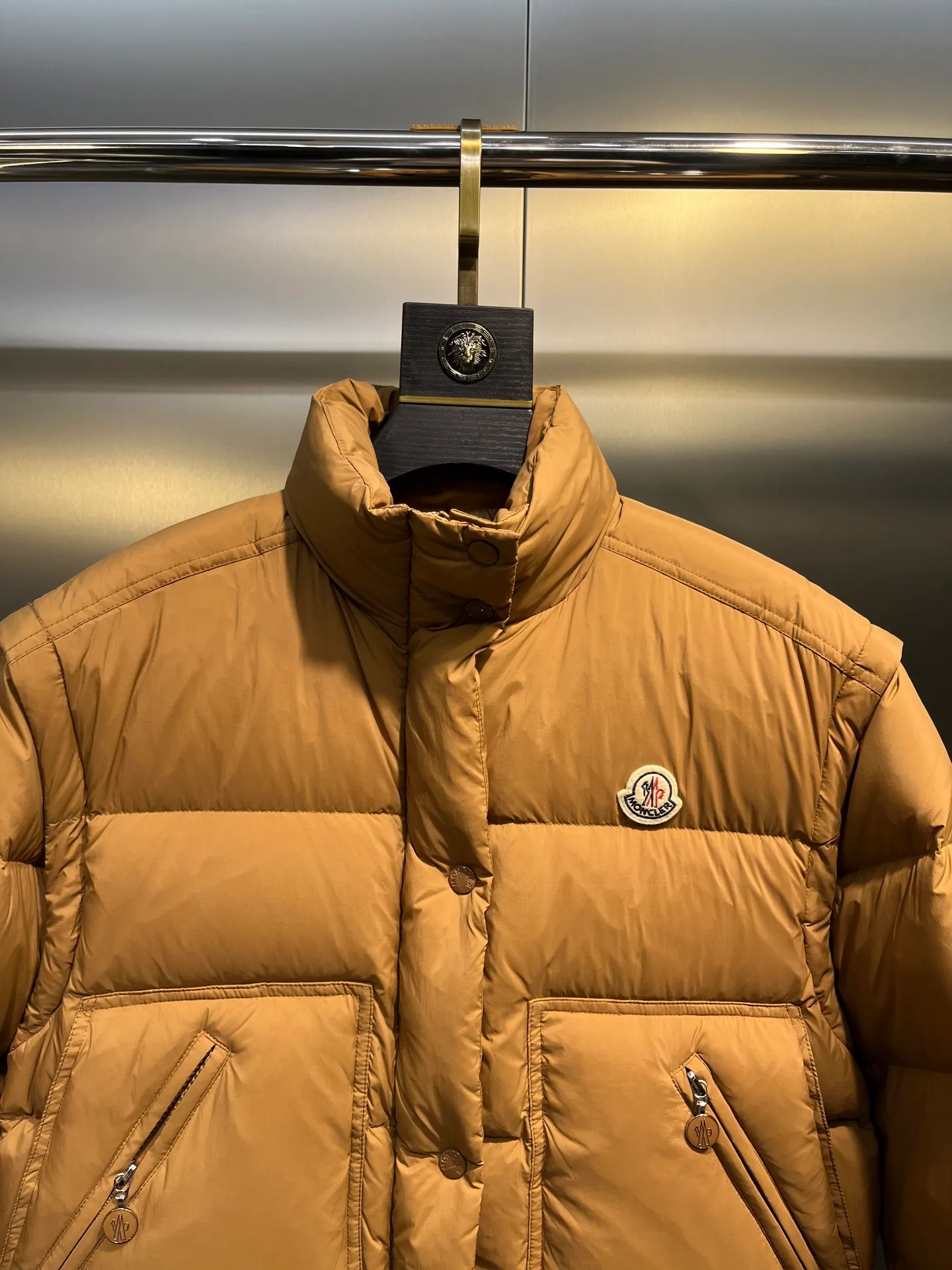 P1040 moncler🌟 Mouth-mounted new autumn and winter down jacket. Original custom-made hardware accessories are all imported and original customization. Welcome to compare. Absolutely high quality. Made of top 90 white goose down. Super soft. Filled with fluffy and full feathers. Super heavy work. Fabric workmanship and perfect pattern. Pay attention to the fabric is super comfortable. Exclusive model. Non-market product. Women's size. Size: 1234