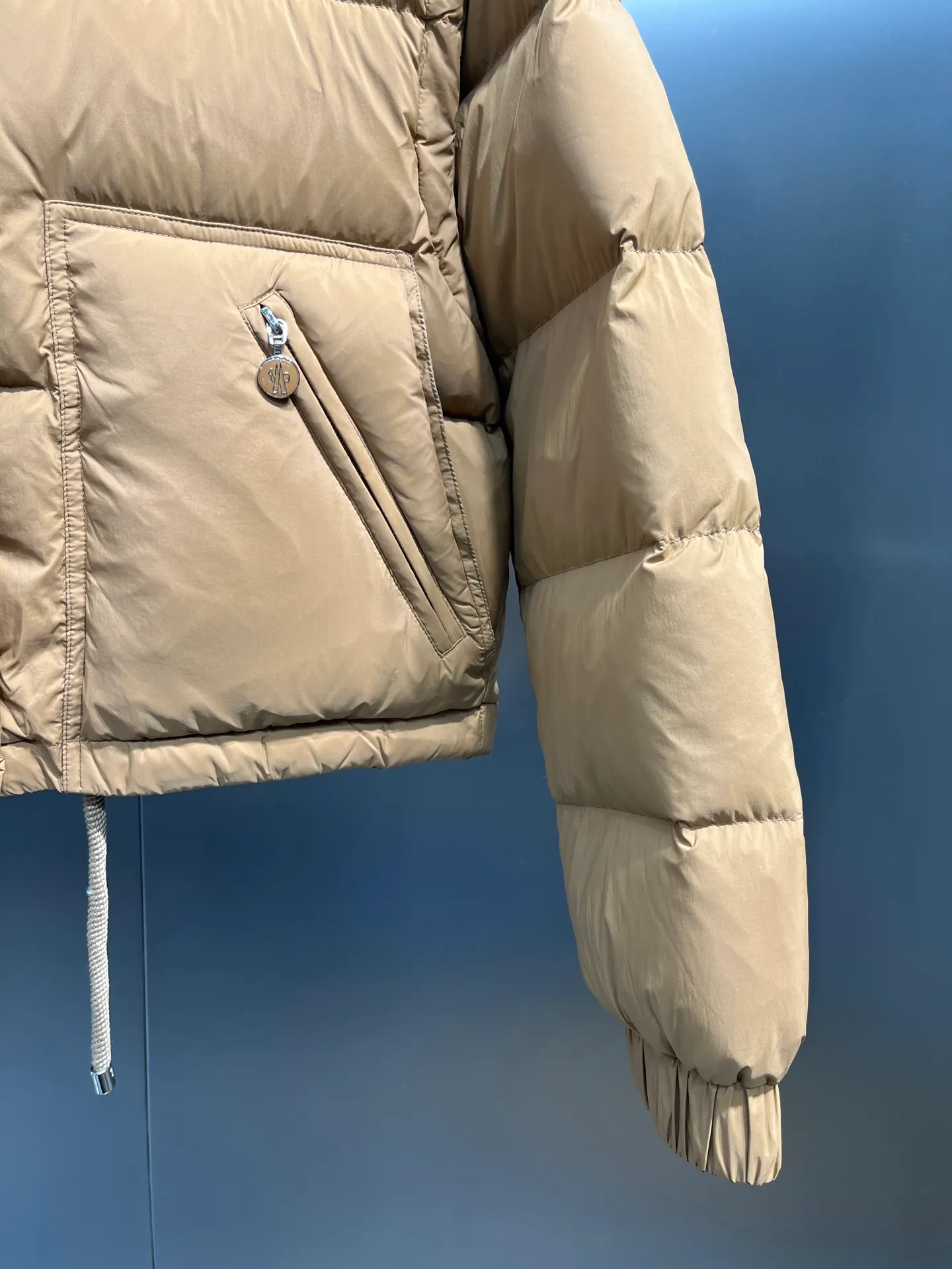 P1040 moncler🌟 Mouth-mounted new autumn and winter down jacket. Original custom-made hardware accessories are all imported and original customization. Welcome to compare. Absolutely high quality. Made of top 90 white goose down. Super soft. Filled with fluffy and full feathers. Super heavy work. Fabric workmanship and perfect pattern. Pay attention to the fabric is super comfortable. Exclusive model. Non-market product. Women's size. Size: 1234