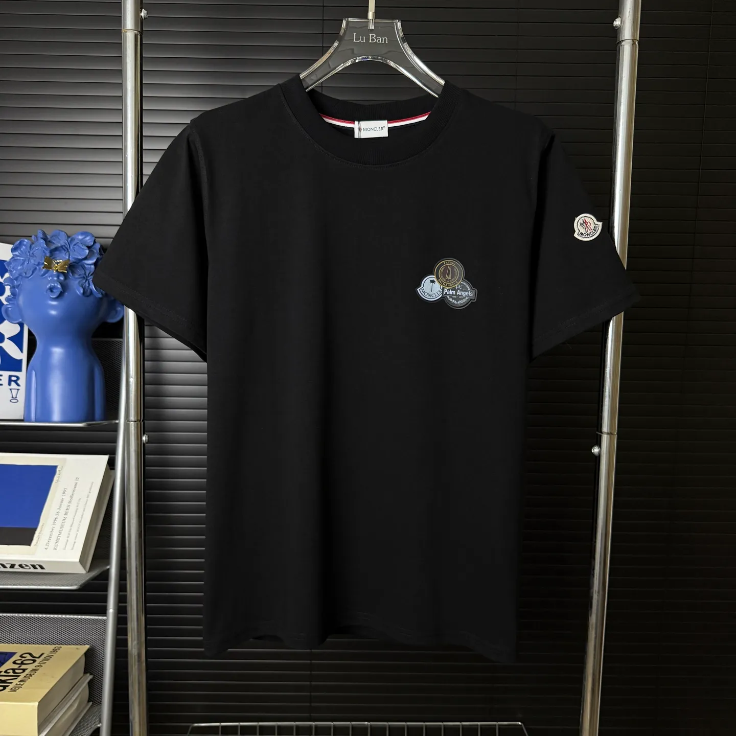 P170 A247 (Long-term replenishment, arrival the next day) MONCLER/Masklet badge letter LOGO round neck short-sleeved T-shirt exclusive first launch high-definition The fabric is made of 300 grams of heavyweight pure cotton, customized with 32 counts of double thread, and washed twice for ready-to-wear. The fabric is comfortable and skin-friendly. It is custom-dyed fabric with high textile density and good drape. It is not easy to deform or shrink. The thick texture and compact spinning process will not affect the breathability of the fabric. The color saturation is very high. Imported Tajima embroidery technology has a good upper body effect. It is a versatile and good-looking short sleeve. The loose version covers the flesh and makes you slim. Size: S~XL Color: white black