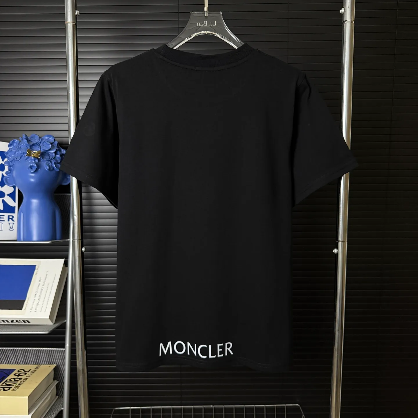 P170 A247 (Long-term replenishment, arrival the next day) MONCLER/Masklet badge letter LOGO round neck short-sleeved T-shirt exclusive first launch high-definition The fabric is made of 300 grams of heavyweight pure cotton, customized with 32 counts of double thread, and washed twice for ready-to-wear. The fabric is comfortable and skin-friendly. It is custom-dyed fabric with high textile density and good drape. It is not easy to deform or shrink. The thick texture and compact spinning process will not affect the breathability of the fabric. The color saturation is very high. Imported Tajima embroidery technology has a good upper body effect. It is a versatile and good-looking short sleeve. The loose version covers the flesh and makes you slim. Size: S~XL Color: white black