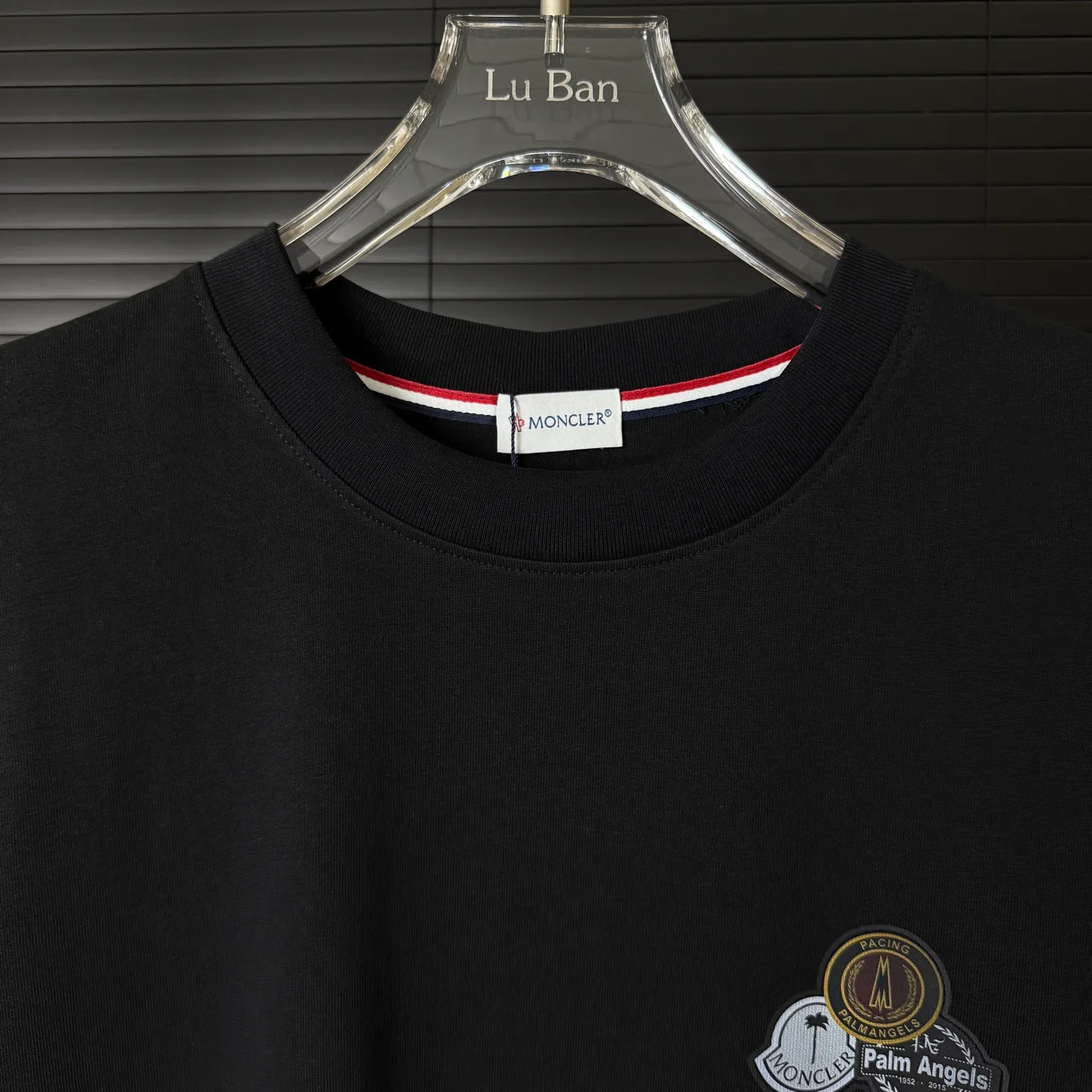 P170 A247 (Long-term replenishment, arrival the next day) MONCLER/Masklet badge letter LOGO round neck short-sleeved T-shirt exclusive first launch high-definition The fabric is made of 300 grams of heavyweight pure cotton, customized with 32 counts of double thread, and washed twice for ready-to-wear. The fabric is comfortable and skin-friendly. It is custom-dyed fabric with high textile density and good drape. It is not easy to deform or shrink. The thick texture and compact spinning process will not affect the breathability of the fabric. The color saturation is very high. Imported Tajima embroidery technology has a good upper body effect. It is a versatile and good-looking short sleeve. The loose version covers the flesh and makes you slim. Size: S~XL Color: white black