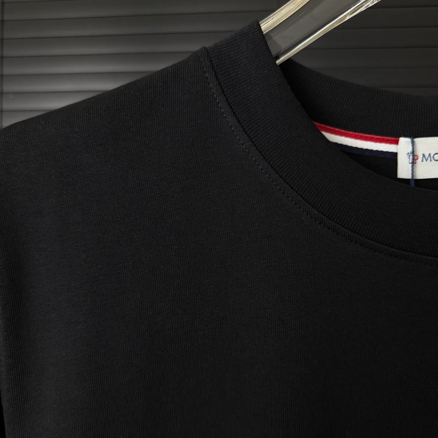 P170 A247 (Long-term replenishment, arrival the next day) MONCLER/Masklet badge letter LOGO round neck short-sleeved T-shirt exclusive first launch high-definition The fabric is made of 300 grams of heavyweight pure cotton, customized with 32 counts of double thread, and washed twice for ready-to-wear. The fabric is comfortable and skin-friendly. It is custom-dyed fabric with high textile density and good drape. It is not easy to deform or shrink. The thick texture and compact spinning process will not affect the breathability of the fabric. The color saturation is very high. Imported Tajima embroidery technology has a good upper body effect. It is a versatile and good-looking short sleeve. The loose version covers the flesh and makes you slim. Size: S~XL Color: white black