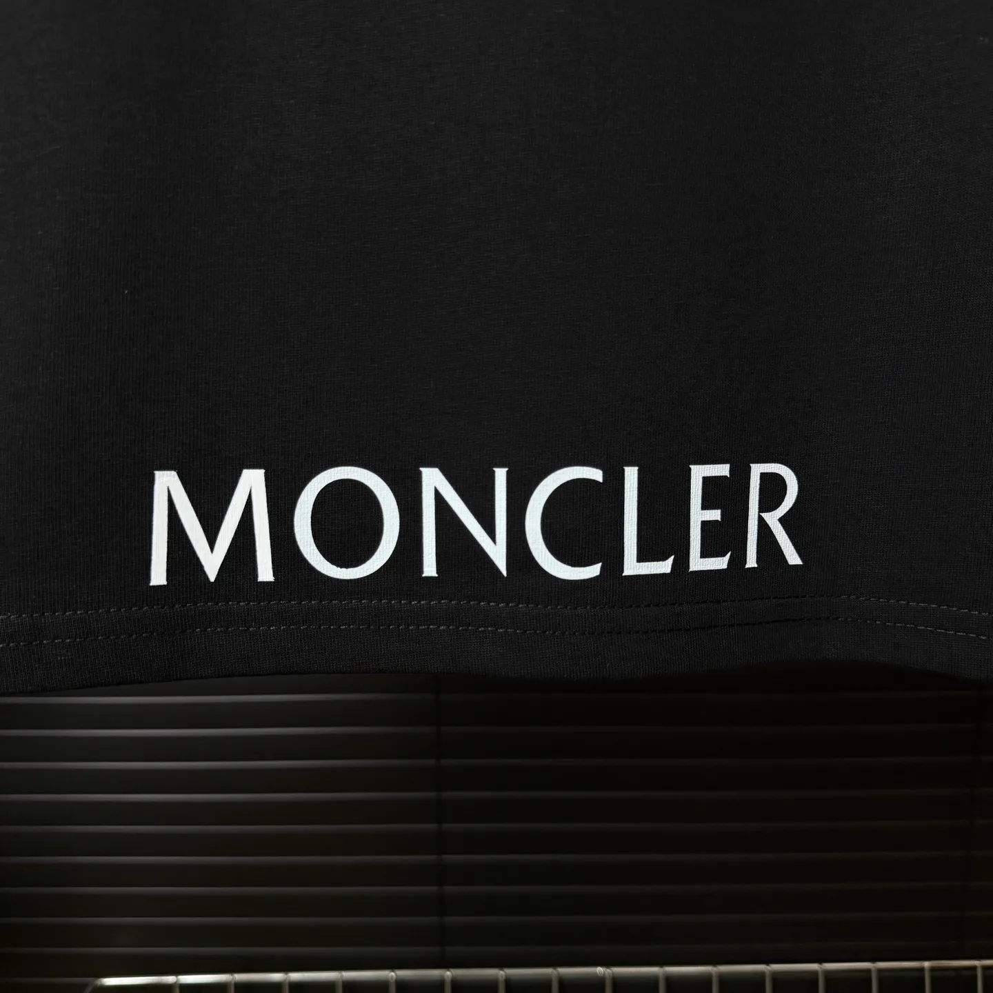 P170 A247 (Long-term replenishment, arrival the next day) MONCLER/Masklet badge letter LOGO round neck short-sleeved T-shirt exclusive first launch high-definition The fabric is made of 300 grams of heavyweight pure cotton, customized with 32 counts of double thread, and washed twice for ready-to-wear. The fabric is comfortable and skin-friendly. It is custom-dyed fabric with high textile density and good drape. It is not easy to deform or shrink. The thick texture and compact spinning process will not affect the breathability of the fabric. The color saturation is very high. Imported Tajima embroidery technology has a good upper body effect. It is a versatile and good-looking short sleeve. The loose version covers the flesh and makes you slim. Size: S~XL Color: white black