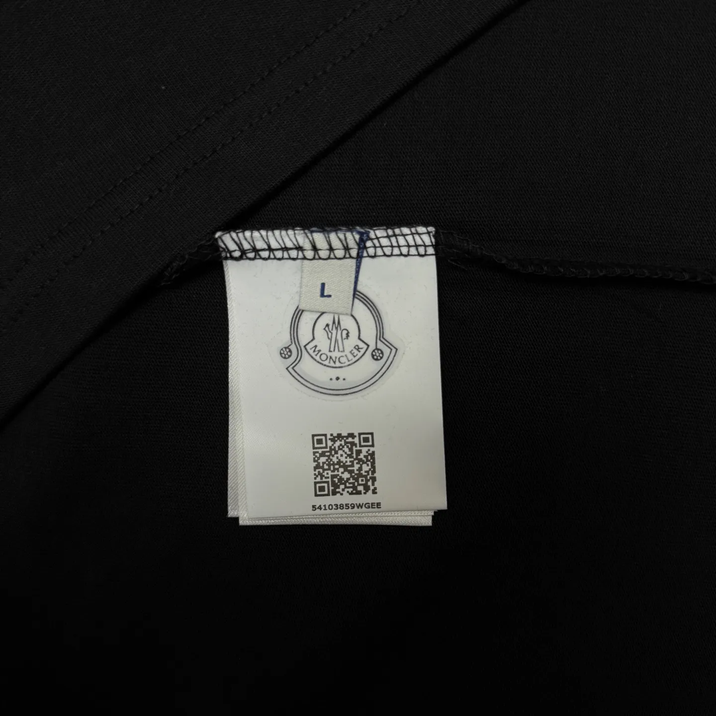 P170 A247 (Long-term replenishment, arrival the next day) MONCLER/Masklet badge letter LOGO round neck short-sleeved T-shirt exclusive first launch high-definition The fabric is made of 300 grams of heavyweight pure cotton, customized with 32 counts of double thread, and washed twice for ready-to-wear. The fabric is comfortable and skin-friendly. It is custom-dyed fabric with high textile density and good drape. It is not easy to deform or shrink. The thick texture and compact spinning process will not affect the breathability of the fabric. The color saturation is very high. Imported Tajima embroidery technology has a good upper body effect. It is a versatile and good-looking short sleeve. The loose version covers the flesh and makes you slim. Size: S~XL Color: white black