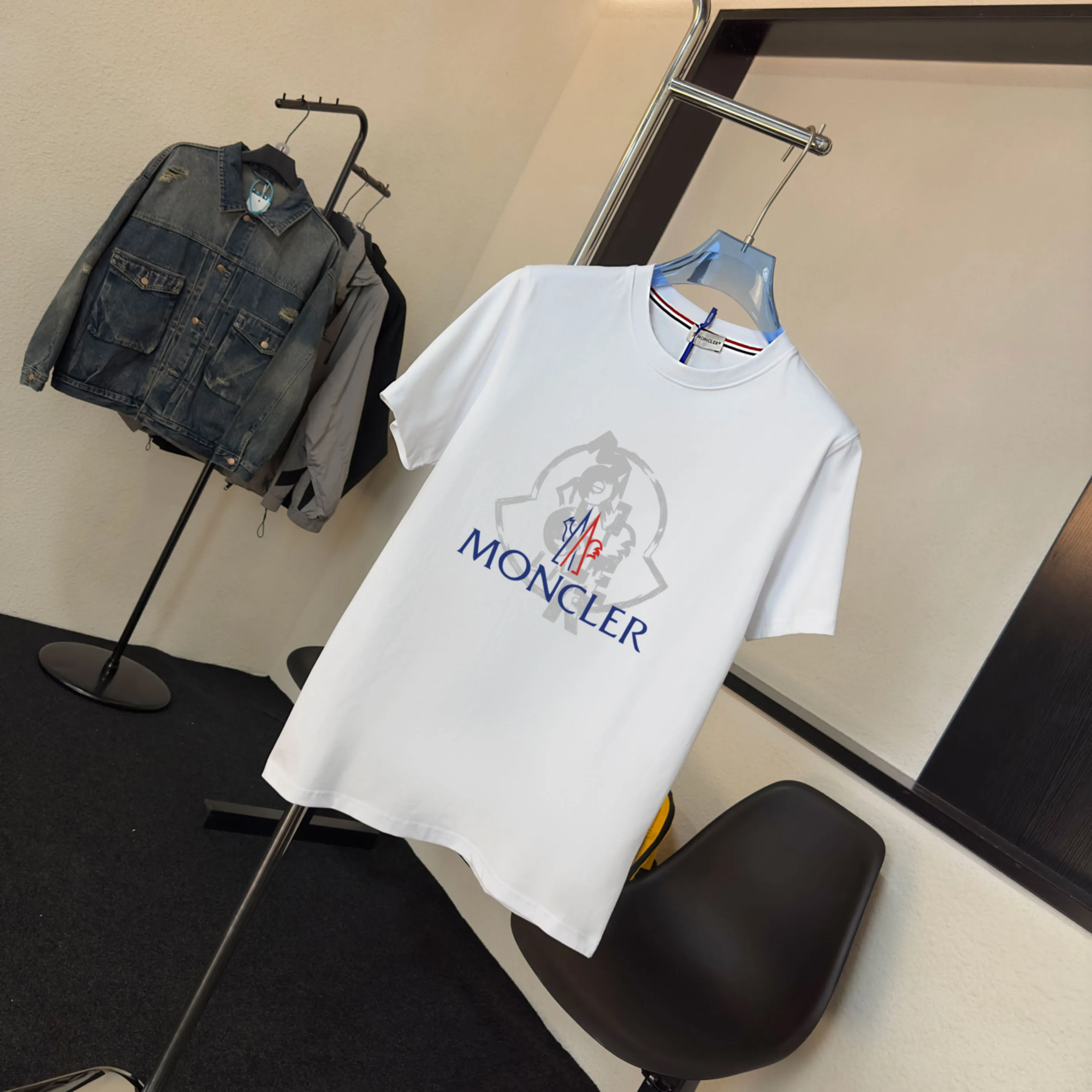 P140 💰Upgraded version "Mobile phone smart sensor ~ NFC chip armband ~ direct access to the official website for anti-counterfeiting" "Moncler ~ Mouth Mouth" 2025 new high-quality round neck short-sleeved T-shirt. The cuffs have imported embroidered labels. Customized dyeing, very comfortable to touch. Super versatile and good-looking short-sleeved. Complete with three labels. Non-market ordinary version. Feel free to compare. Quality is absolutely guaranteed! ‼ First of all, this original fabric is all custom-woven with 32-count double yarn fabric, 250G, and the weight is the same‼ Fine workmanship, double waistcoat method, double waistcoat method, double waistcoat method makes the whole dress more three-dimensional, which is not a craft that ordinary T-shirts can achieve🤪 Size: S-M-L-XL-2XL Color: black, white, apricot, same style for men and women