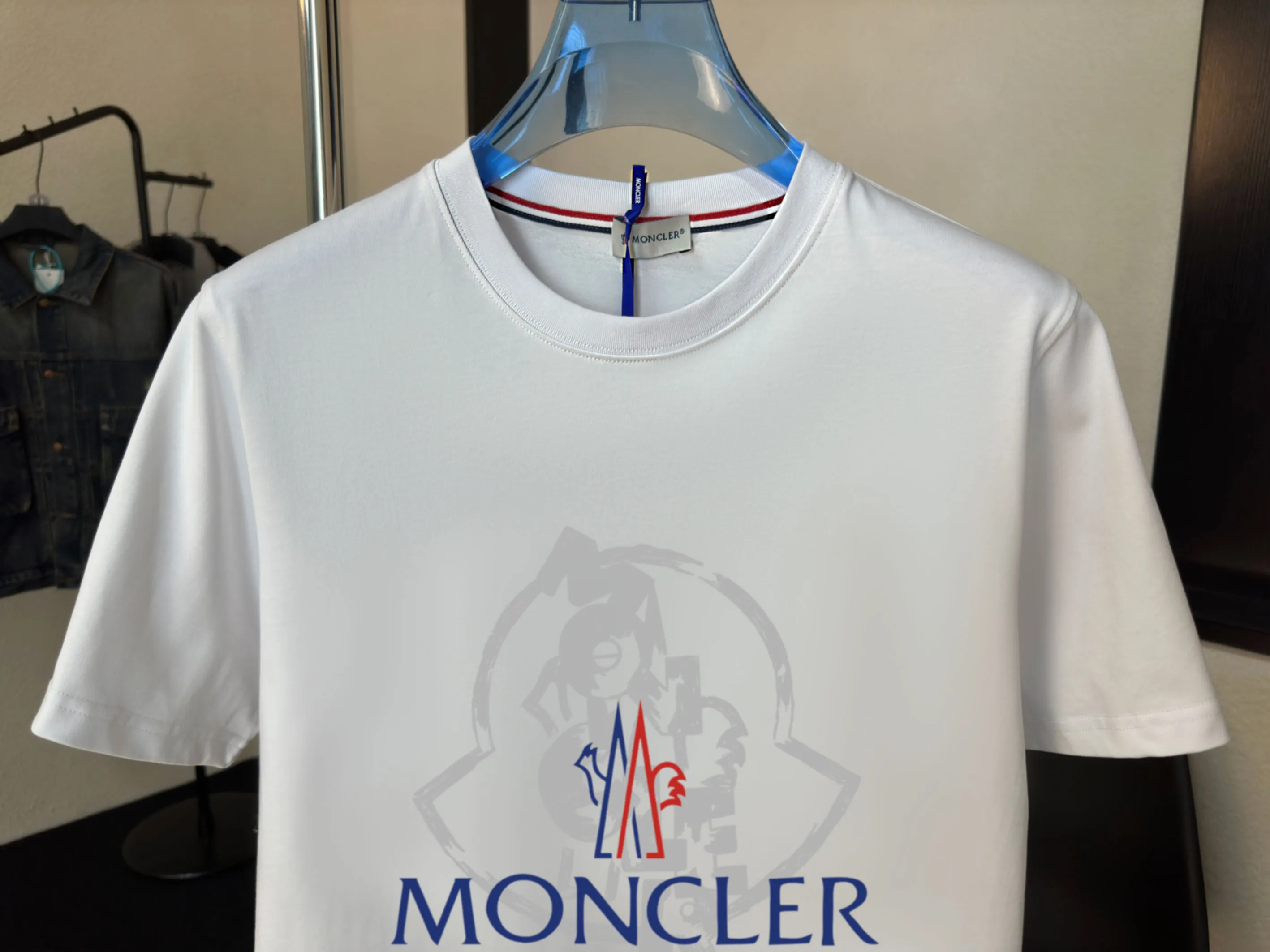 P140 💰Upgraded version "Mobile phone smart sensor ~ NFC chip armband ~ direct access to the official website for anti-counterfeiting" "Moncler ~ Mouth Mouth" 2025 new high-quality round neck short-sleeved T-shirt. The cuffs have imported embroidered labels. Customized dyeing, very comfortable to touch. Super versatile and good-looking short-sleeved. Complete with three labels. Non-market ordinary version. Feel free to compare. Quality is absolutely guaranteed! ‼ First of all, this original fabric is all custom-woven with 32-count double yarn fabric, 250G, and the weight is the same‼ Fine workmanship, double waistcoat method, double waistcoat method, double waistcoat method makes the whole dress more three-dimensional, which is not a craft that ordinary T-shirts can achieve🤪 Size: S-M-L-XL-2XL Color: black, white, apricot, same style for men and women