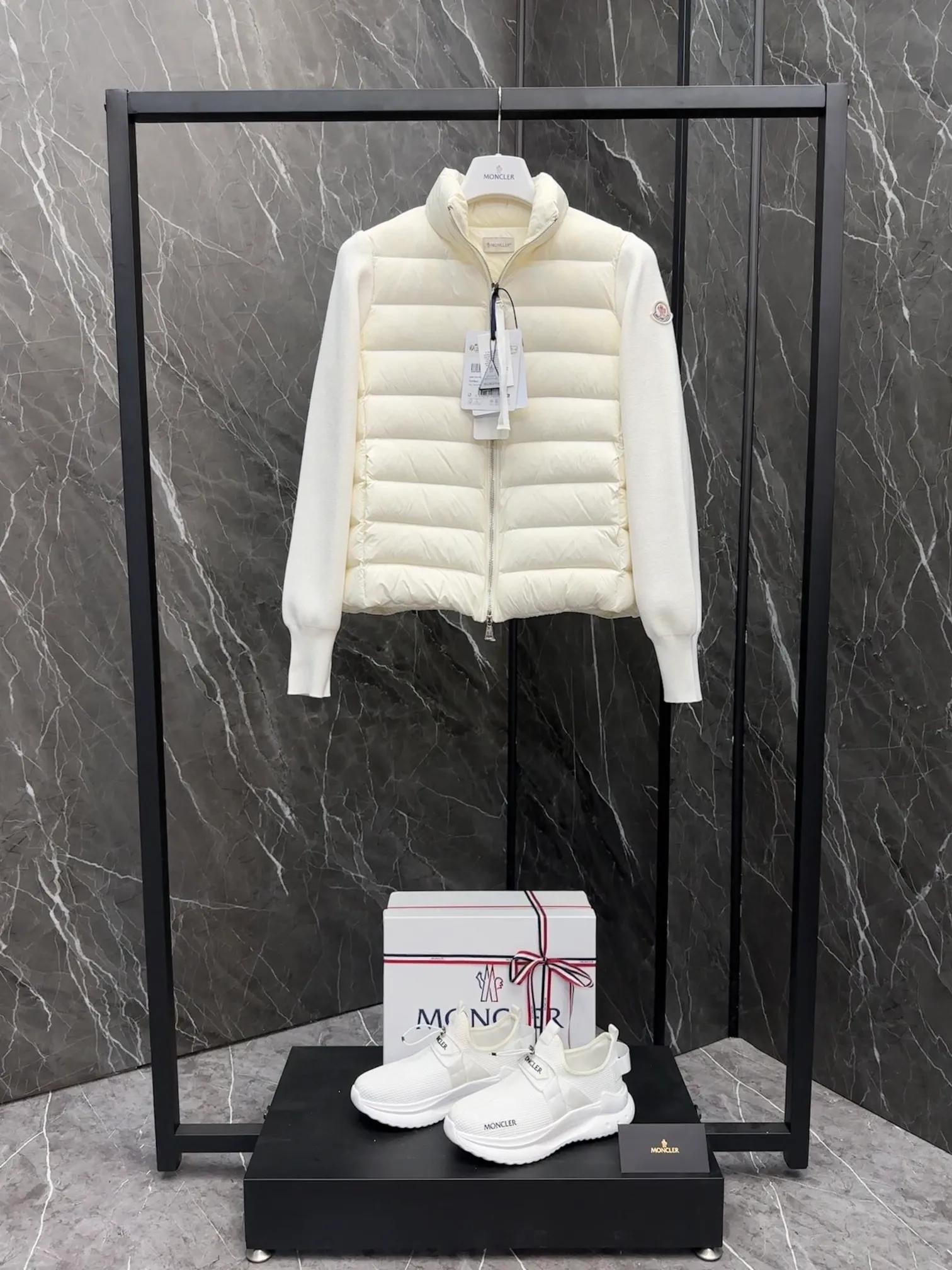 P640 Moncler｜Moncler Mouth Thin Knitted Spliced ​​Stand Collar｜Down Jacket Color: White, Black, Size: S, M, L, Winter inner wear!!! Several sweaters with down are released at this time of year. In fact, the evergreen style of sweaters and down is a basic style. It can be worn alone or layered, which will give it a more layered look!!! The front is down, and the back and two sleeves are made of wool blended fabrics. The soft and delicate knitted feel is not irritating at all! The texture is amazing, the velvet is large, delicate and stemless, and full of fluffiness! It has enough filling, and its thermal insulation performance is not to mention!!! It is windproof and warm, eliminating any possibility of velvet running. It feels silky and smooth, and has very good stiffness. The upper body will not look bloated. It is an evergreen model with a spliced ​​design!