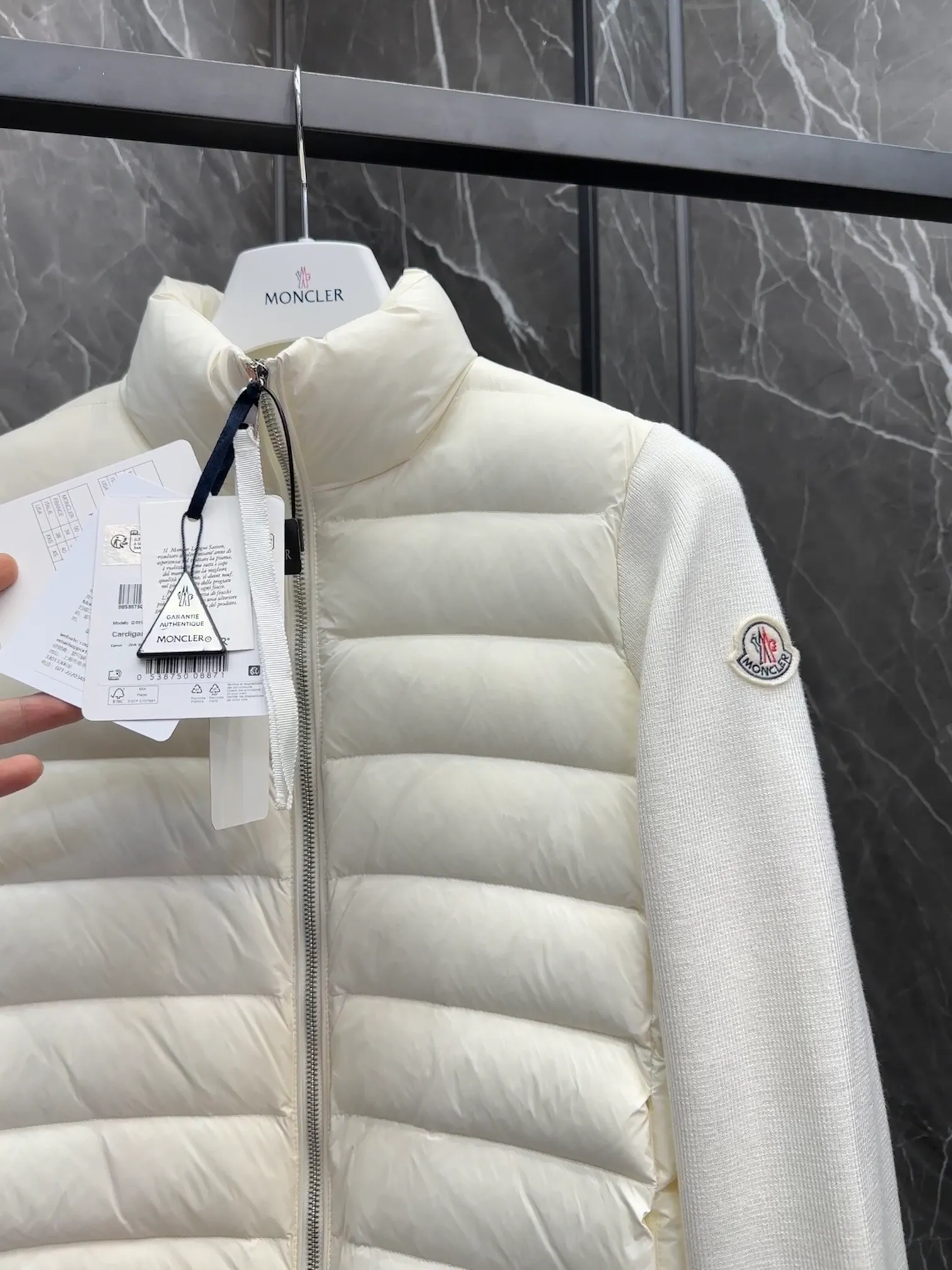 P640 Moncler｜Moncler Mouth Thin Knitted Spliced ​​Stand Collar｜Down Jacket Color: White, Black, Size: S, M, L, Winter inner wear!!! Several sweaters with down are released at this time of year. In fact, the evergreen style of sweaters and down is a basic style. It can be worn alone or layered, which will give it a more layered look!!! The front is down, and the back and two sleeves are made of wool blended fabrics. The soft and delicate knitted feel is not irritating at all! The texture is amazing, the velvet is large, delicate and stemless, and full of fluffiness! It has enough filling, and its thermal insulation performance is not to mention!!! It is windproof and warm, eliminating any possibility of velvet running. It feels silky and smooth, and has very good stiffness. The upper body will not look bloated. It is an evergreen model with a spliced ​​design!