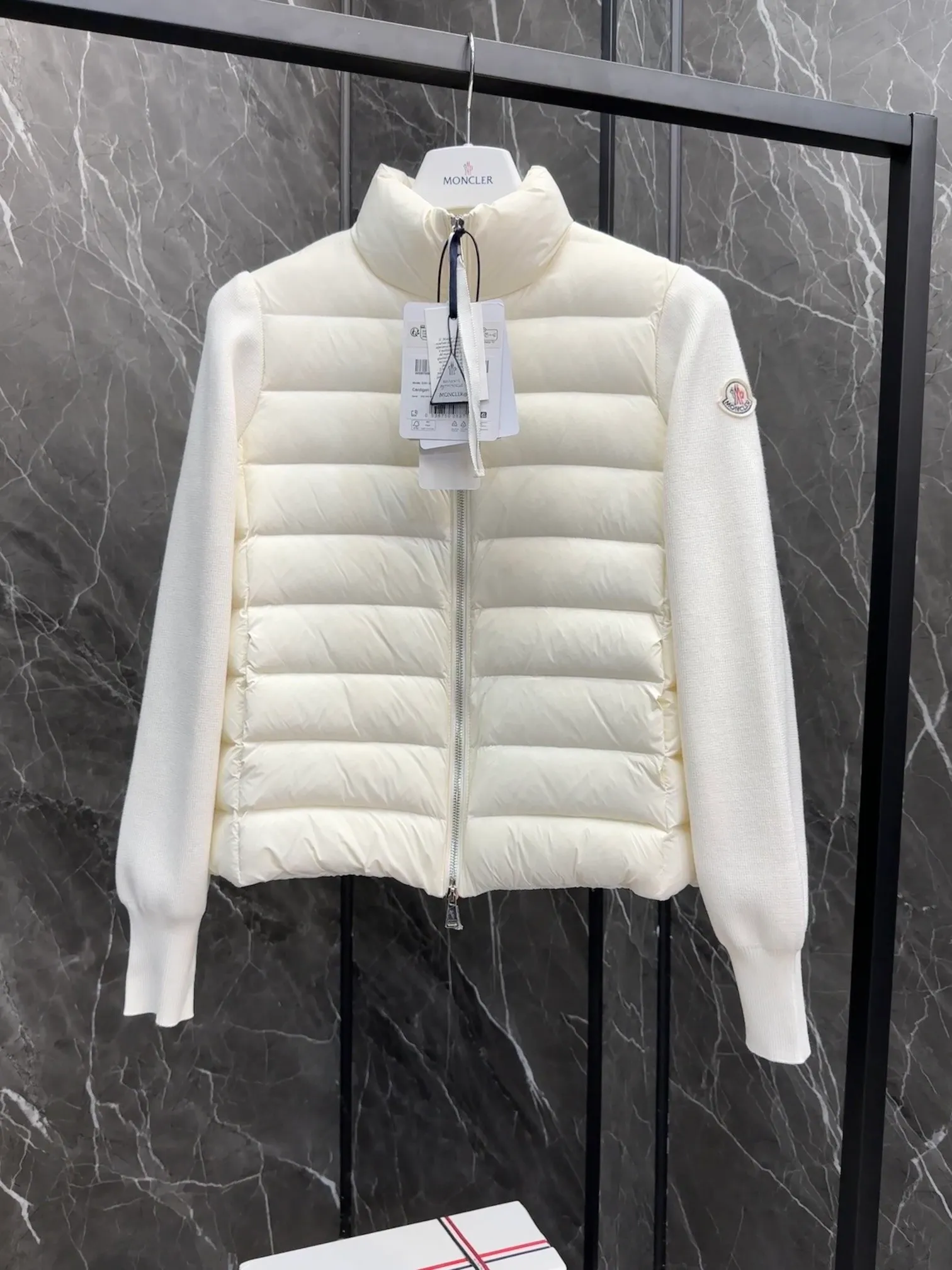 P640 Moncler｜Moncler Mouth Thin Knitted Spliced ​​Stand Collar｜Down Jacket Color: White, Black, Size: S, M, L, Winter inner wear!!! Several sweaters with down are released at this time of year. In fact, the evergreen style of sweaters and down is a basic style. It can be worn alone or layered, which will give it a more layered look!!! The front is down, and the back and two sleeves are made of wool blended fabrics. The soft and delicate knitted feel is not irritating at all! The texture is amazing, the velvet is large, delicate and stemless, and full of fluffiness! It has enough filling, and its thermal insulation performance is not to mention!!! It is windproof and warm, eliminating any possibility of velvet running. It feels silky and smooth, and has very good stiffness. The upper body will not look bloated. It is an evergreen model with a spliced ​​design!