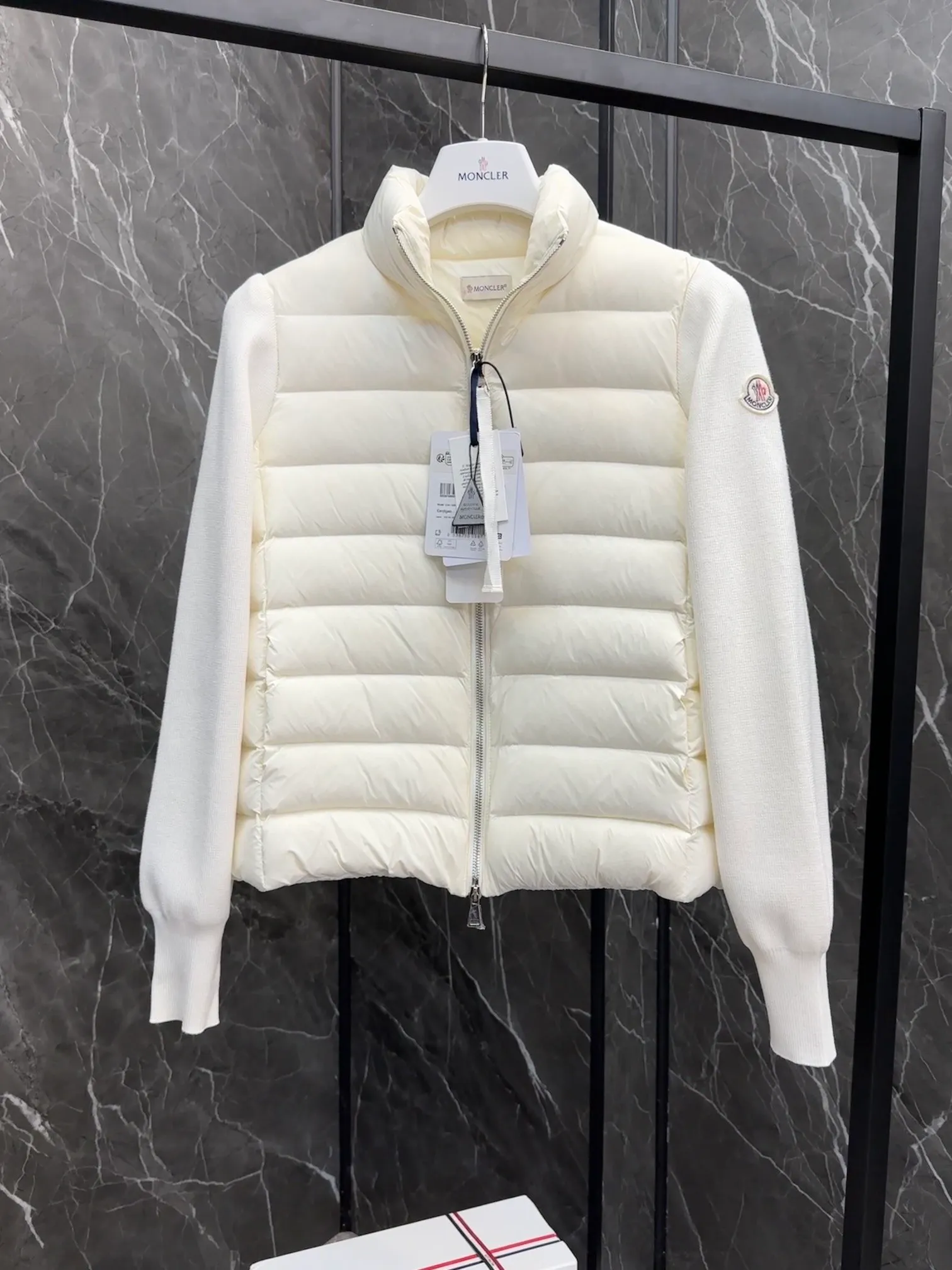 P640 Moncler｜Moncler Mouth Thin Knitted Spliced ​​Stand Collar｜Down Jacket Color: White, Black, Size: S, M, L, Winter inner wear!!! Several sweaters with down are released at this time of year. In fact, the evergreen style of sweaters and down is a basic style. It can be worn alone or layered, which will give it a more layered look!!! The front is down, and the back and two sleeves are made of wool blended fabrics. The soft and delicate knitted feel is not irritating at all! The texture is amazing, the velvet is large, delicate and stemless, and full of fluffiness! It has enough filling, and its thermal insulation performance is not to mention!!! It is windproof and warm, eliminating any possibility of velvet running. It feels silky and smooth, and has very good stiffness. The upper body will not look bloated. It is an evergreen model with a spliced ​​design!