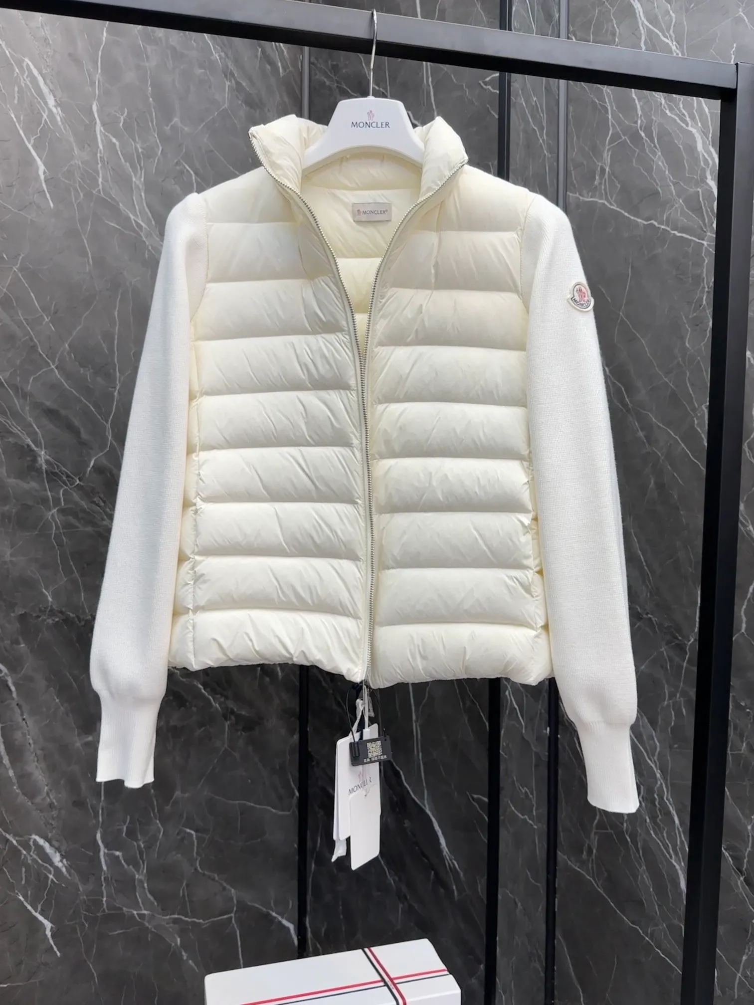 P640 Moncler｜Moncler Mouth Thin Knitted Spliced ​​Stand Collar｜Down Jacket Color: White, Black, Size: S, M, L, Winter inner wear!!! Several sweaters with down are released at this time of year. In fact, the evergreen style of sweaters and down is a basic style. It can be worn alone or layered, which will give it a more layered look!!! The front is down, and the back and two sleeves are made of wool blended fabrics. The soft and delicate knitted feel is not irritating at all! The texture is amazing, the velvet is large, delicate and stemless, and full of fluffiness! It has enough filling, and its thermal insulation performance is not to mention!!! It is windproof and warm, eliminating any possibility of velvet running. It feels silky and smooth, and has very good stiffness. The upper body will not look bloated. It is an evergreen model with a spliced ​​design!