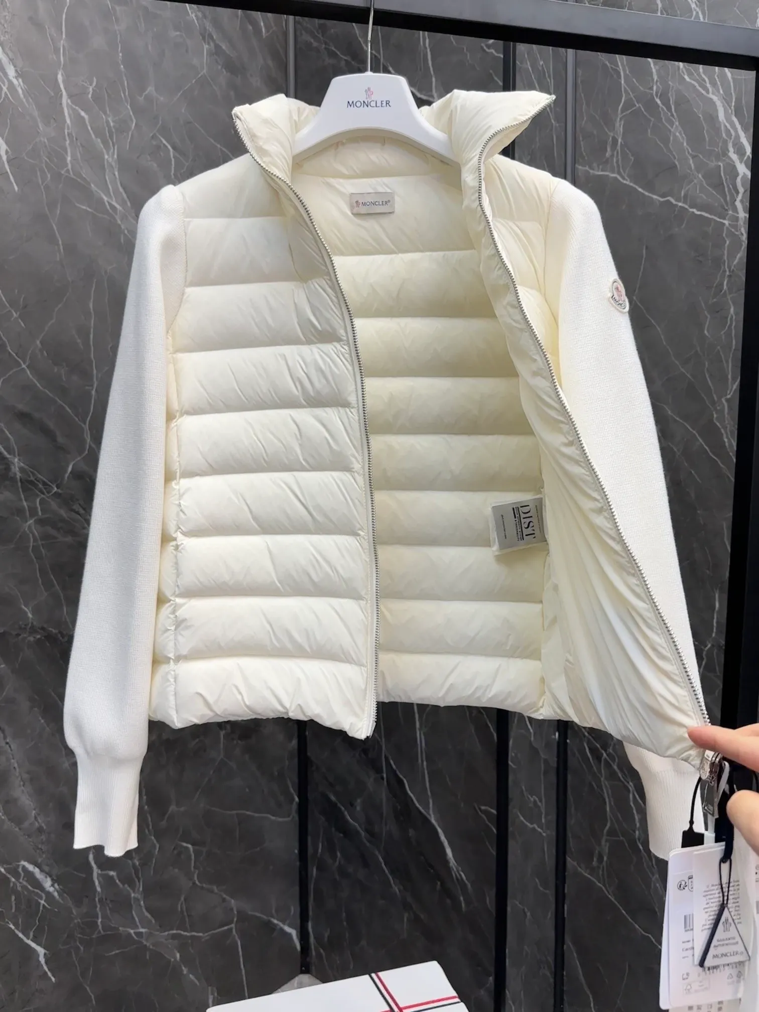 P640 Moncler｜Moncler Mouth Thin Knitted Spliced ​​Stand Collar｜Down Jacket Color: White, Black, Size: S, M, L, Winter inner wear!!! Several sweaters with down are released at this time of year. In fact, the evergreen style of sweaters and down is a basic style. It can be worn alone or layered, which will give it a more layered look!!! The front is down, and the back and two sleeves are made of wool blended fabrics. The soft and delicate knitted feel is not irritating at all! The texture is amazing, the velvet is large, delicate and stemless, and full of fluffiness! It has enough filling, and its thermal insulation performance is not to mention!!! It is windproof and warm, eliminating any possibility of velvet running. It feels silky and smooth, and has very good stiffness. The upper body will not look bloated. It is an evergreen model with a spliced ​​design!