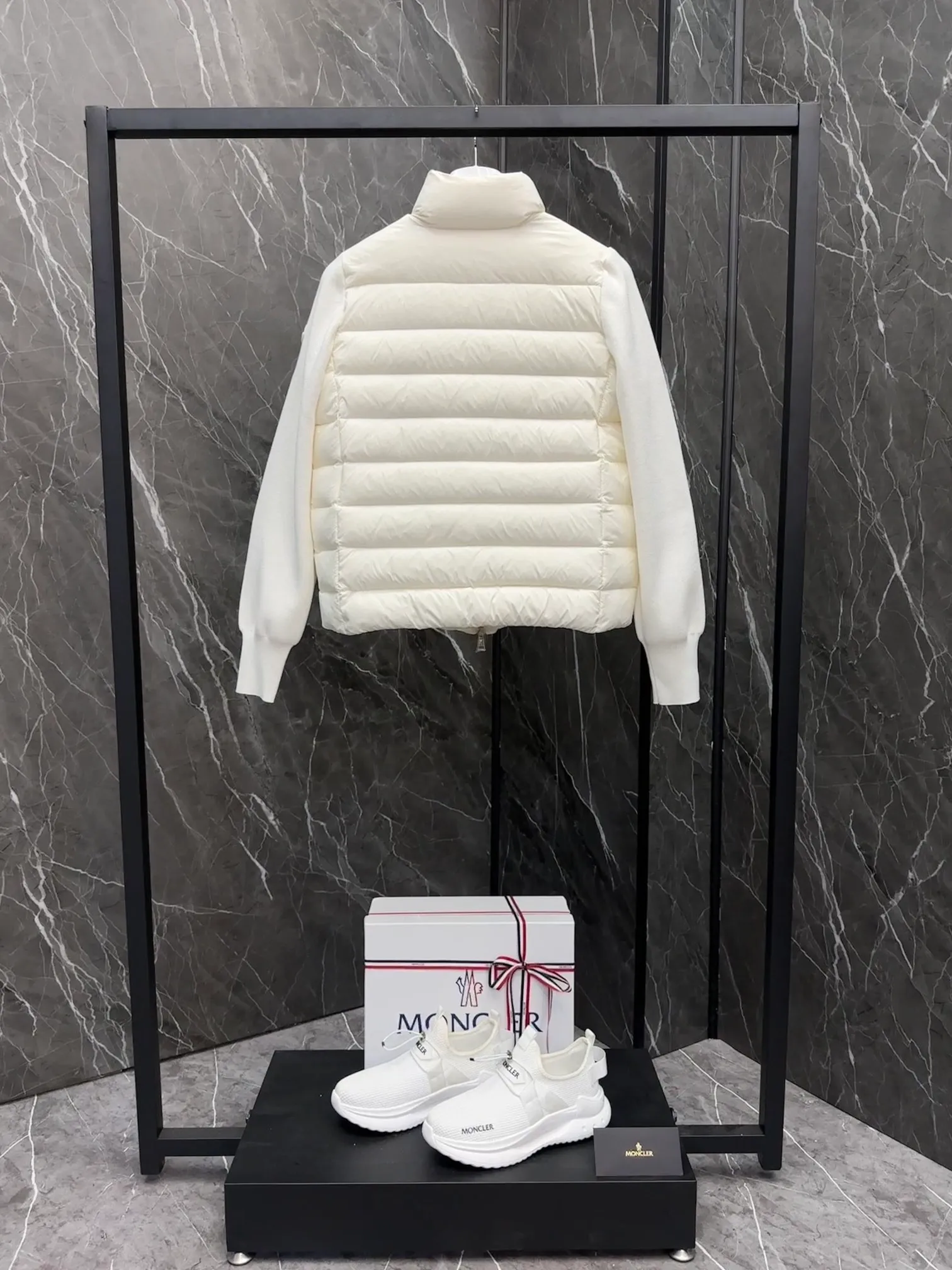 P640 Moncler｜Moncler Mouth Thin Knitted Spliced ​​Stand Collar｜Down Jacket Color: White, Black, Size: S, M, L, Winter inner wear!!! Several sweaters with down are released at this time of year. In fact, the evergreen style of sweaters and down is a basic style. It can be worn alone or layered, which will give it a more layered look!!! The front is down, and the back and two sleeves are made of wool blended fabrics. The soft and delicate knitted feel is not irritating at all! The texture is amazing, the velvet is large, delicate and stemless, and full of fluffiness! It has enough filling, and its thermal insulation performance is not to mention!!! It is windproof and warm, eliminating any possibility of velvet running. It feels silky and smooth, and has very good stiffness. The upper body will not look bloated. It is an evergreen model with a spliced ​​design!