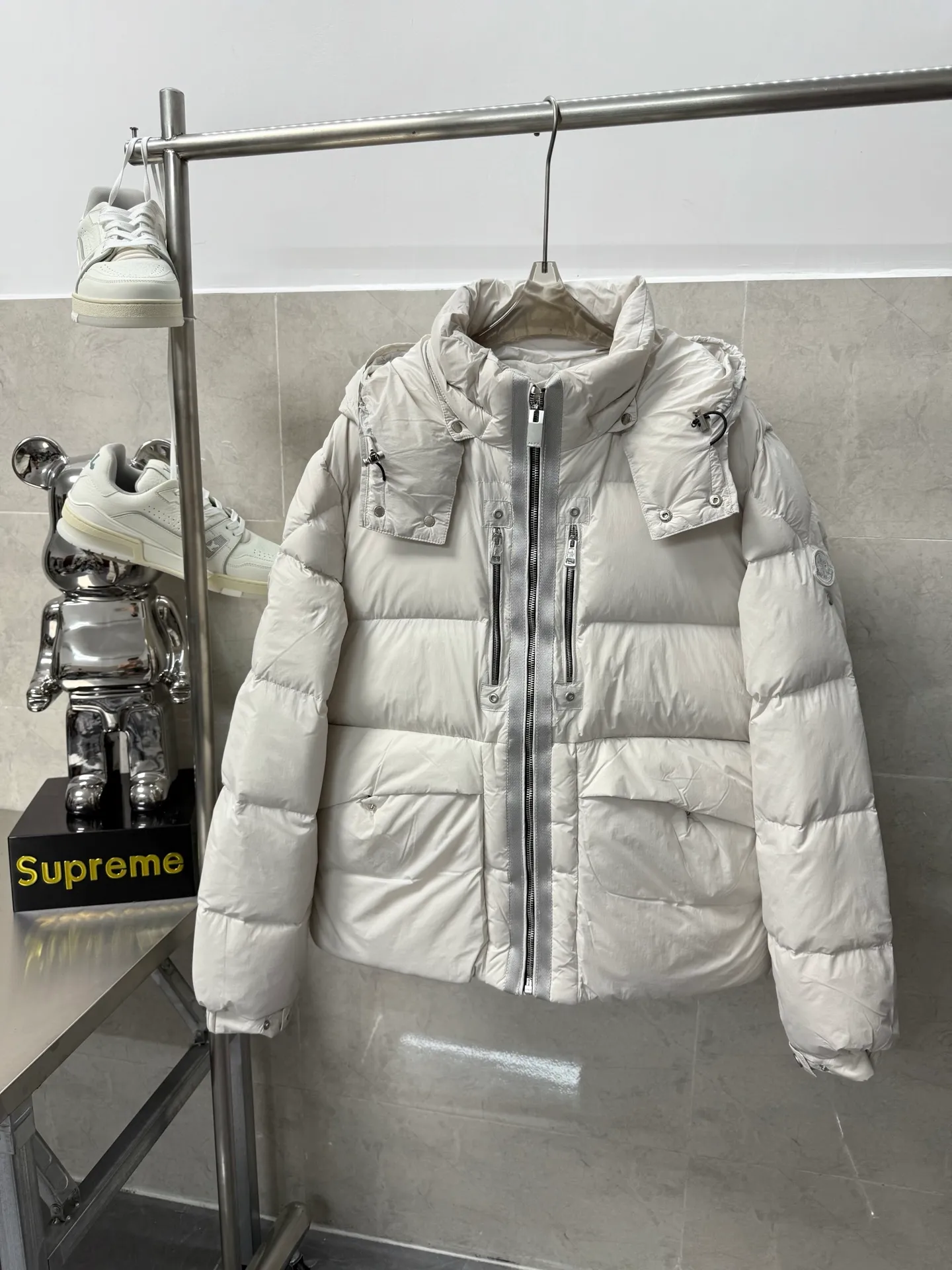 P1020 Moncler double-label heavy-duty down jacket from Victoria Victoria. The most classic and recognizable new design is embellished with the brand logo, and the upper body is very high-street style! The zipper hardware is more advanced! A simple design allows you not to be afraid of the cold in winter! Filled with white down to ensure warmth and care! The two-way zipper placket can adjust the version while locking in the temperature. Color: Black Silver Gray Size: 12345