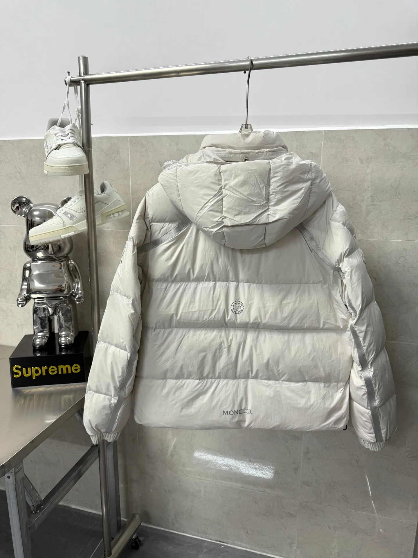 P1020 Moncler double-label heavy-duty down jacket from Victoria Victoria. The most classic and recognizable new design is embellished with the brand logo, and the upper body is very high-street style! The zipper hardware is more advanced! A simple design allows you not to be afraid of the cold in winter! Filled with white down to ensure warmth and care! The two-way zipper placket can adjust the version while locking in the temperature. Color: Black Silver Gray Size: 12345
