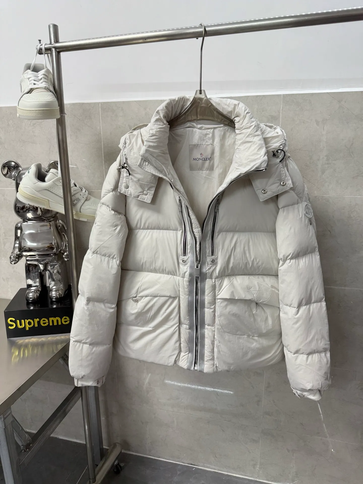 P1020 Moncler double-label heavy-duty down jacket from Victoria Victoria. The most classic and recognizable new design is embellished with the brand logo, and the upper body is very high-street style! The zipper hardware is more advanced! A simple design allows you not to be afraid of the cold in winter! Filled with white down to ensure warmth and care! The two-way zipper placket can adjust the version while locking in the temperature. Color: Black Silver Gray Size: 12345