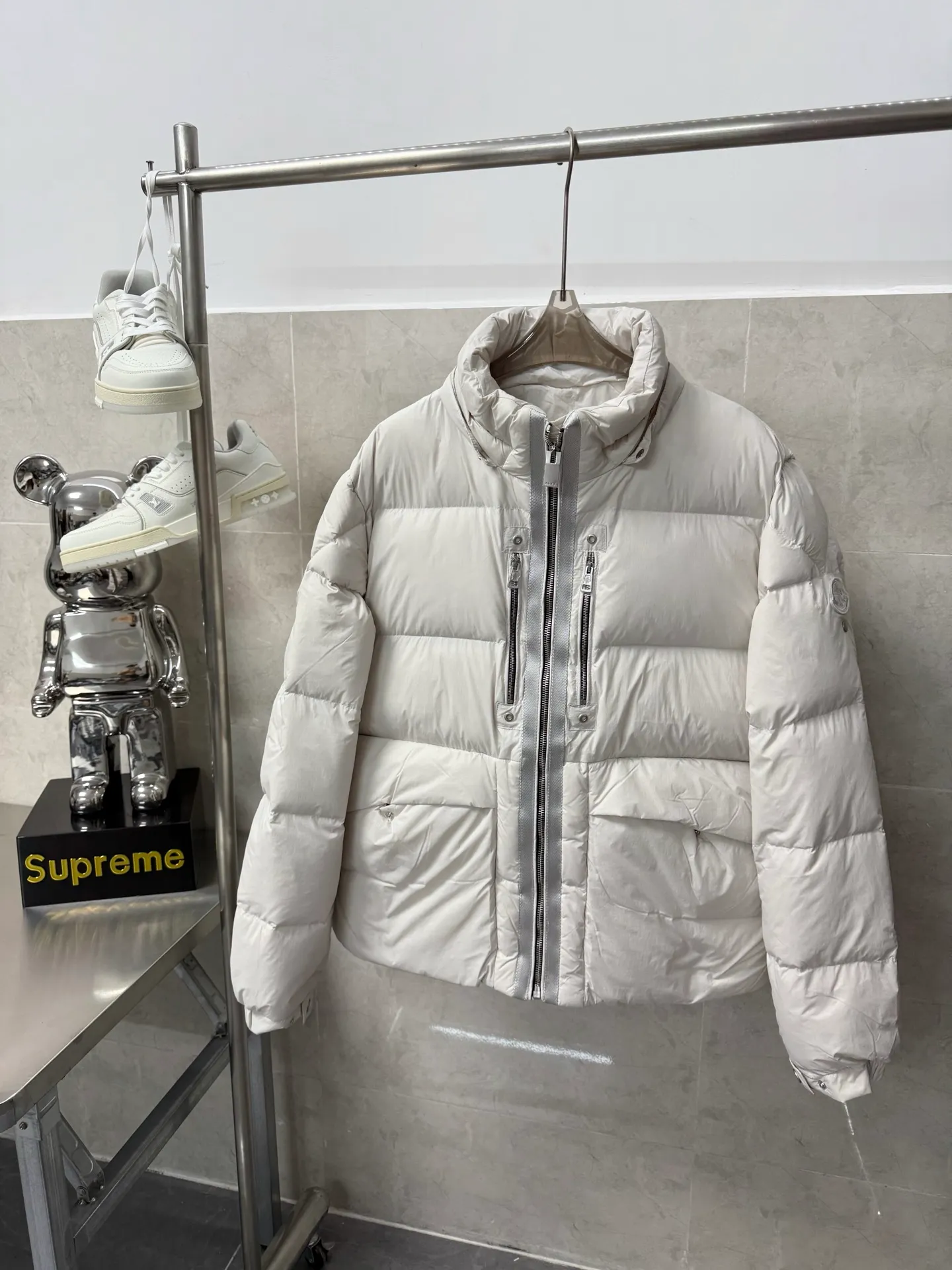 P1020 Moncler double-label heavy-duty down jacket from Victoria Victoria. The most classic and recognizable new design is embellished with the brand logo, and the upper body is very high-street style! The zipper hardware is more advanced! A simple design allows you not to be afraid of the cold in winter! Filled with white down to ensure warmth and care! The two-way zipper placket can adjust the version while locking in the temperature. Color: Black Silver Gray Size: 12345