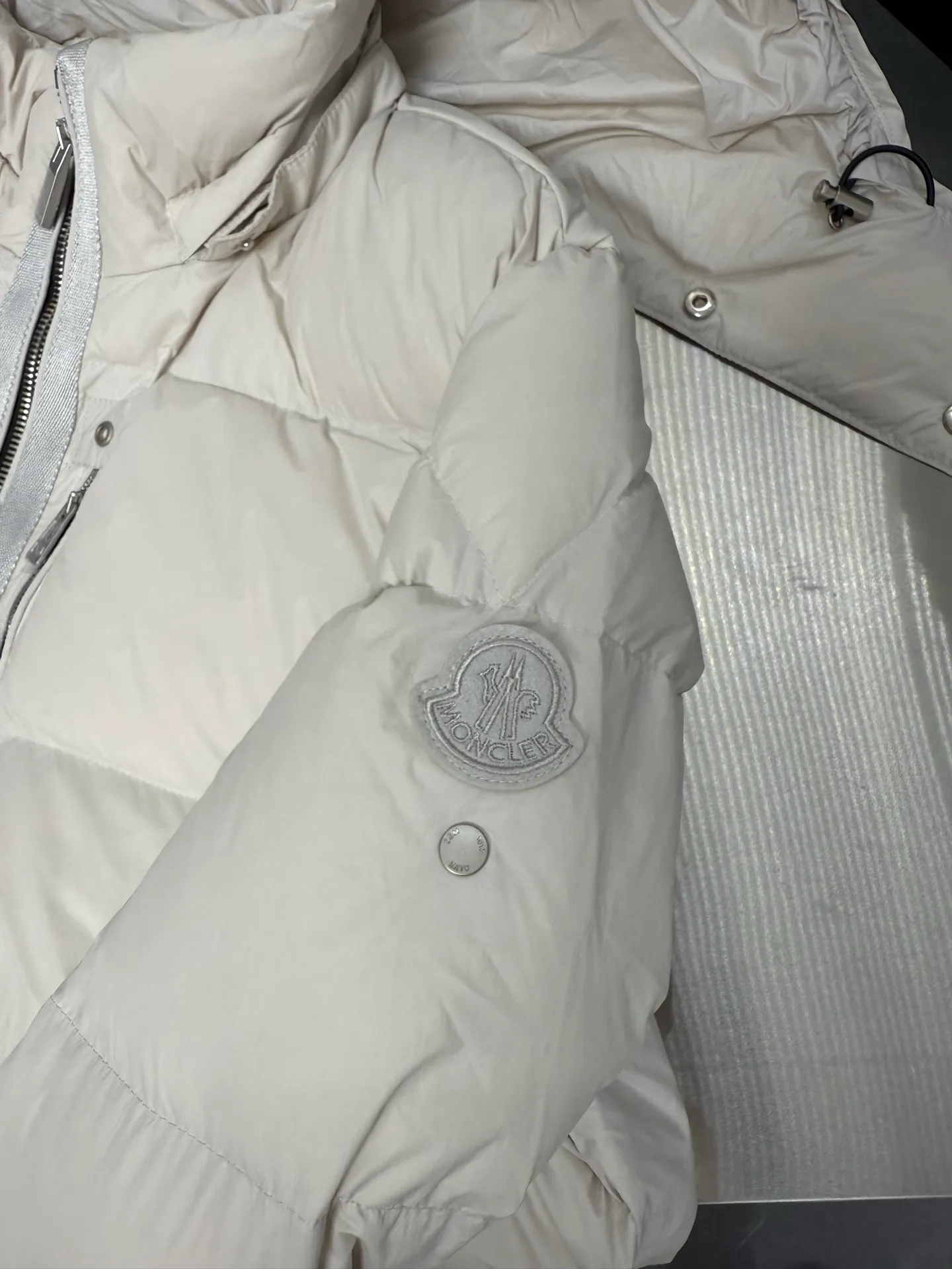 P1020 Moncler double-label heavy-duty down jacket from Victoria Victoria. The most classic and recognizable new design is embellished with the brand logo, and the upper body is very high-street style! The zipper hardware is more advanced! A simple design allows you not to be afraid of the cold in winter! Filled with white down to ensure warmth and care! The two-way zipper placket can adjust the version while locking in the temperature. Color: Black Silver Gray Size: 12345