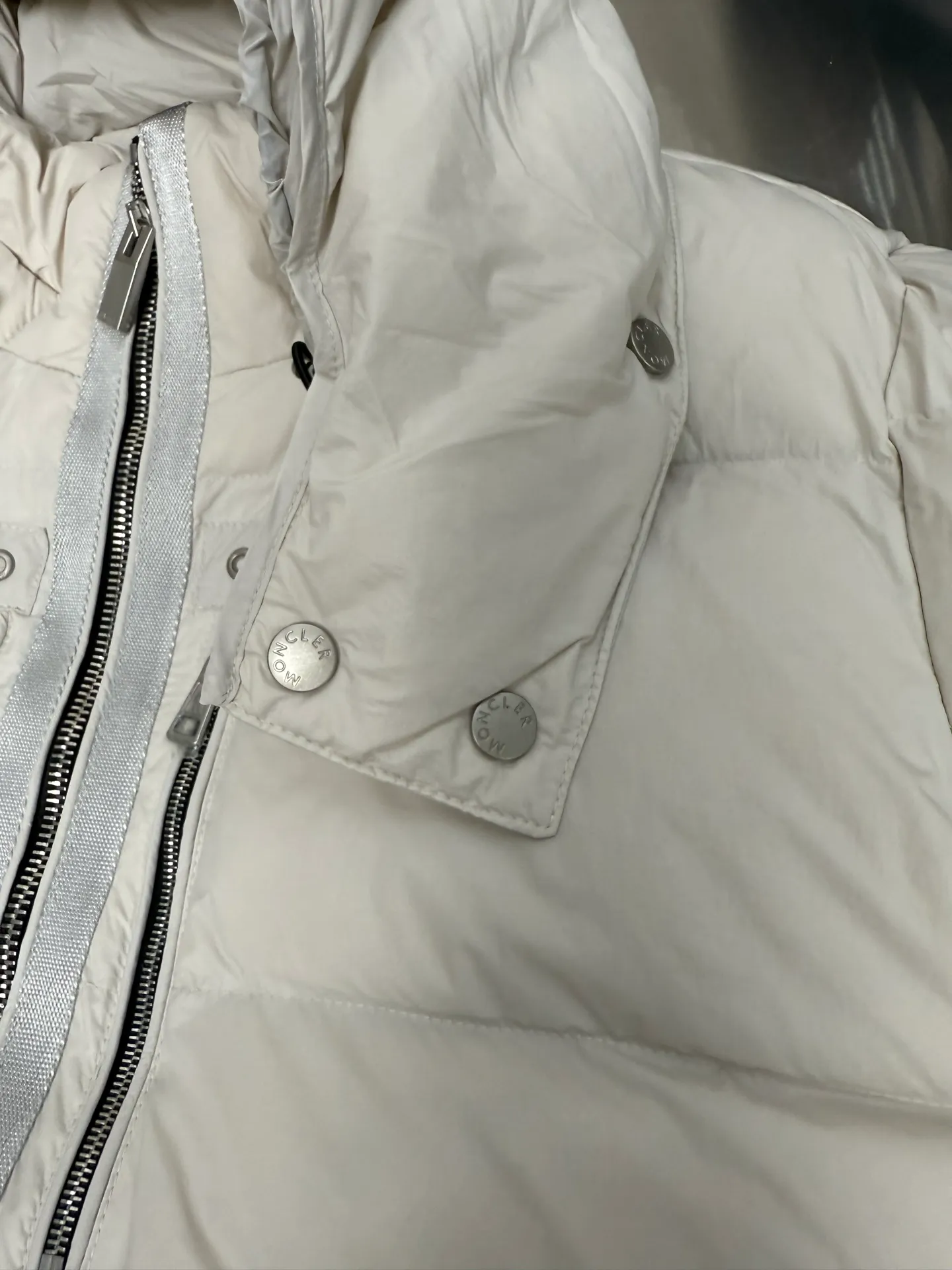 P1020 Moncler double-label heavy-duty down jacket from Victoria Victoria. The most classic and recognizable new design is embellished with the brand logo, and the upper body is very high-street style! The zipper hardware is more advanced! A simple design allows you not to be afraid of the cold in winter! Filled with white down to ensure warmth and care! The two-way zipper placket can adjust the version while locking in the temperature. Color: Black Silver Gray Size: 12345