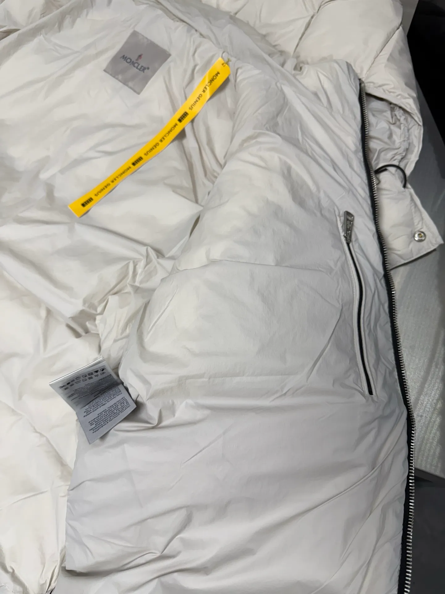 P1020 Moncler double-label heavy-duty down jacket from Victoria Victoria. The most classic and recognizable new design is embellished with the brand logo, and the upper body is very high-street style! The zipper hardware is more advanced! A simple design allows you not to be afraid of the cold in winter! Filled with white down to ensure warmth and care! The two-way zipper placket can adjust the version while locking in the temperature. Color: Black Silver Gray Size: 12345
