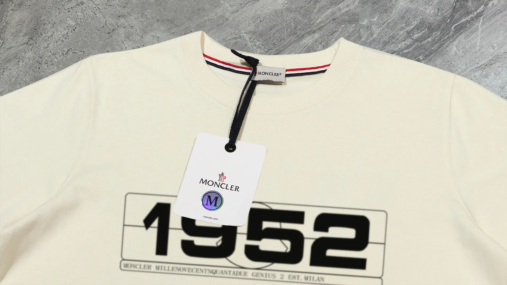 P210 High-version sweatshirt) [Long-term stock] 〖𝐌𝐎𝐍𝐂𝐋𝐄𝐑~Mask〗 Made of 440g heavy-weight fabric. It is different from the market currency. It can be matched with any variety and is properly handsome. 😎The whole dress is made of double waistcoats. The double waistcoats make the whole dress more three-dimensional. Not ordinary factories can do such fine work. 2025 Spring runway version of the T stage, on sale at the counter, round neck terry sweatshirt, high-end double-strand pure cotton, custom-made stretch ribs, dyed in the same vat, complete with three standards, matched with exquisite embroidered LOGO on the chest, simple and advanced, same style for men and women. Color: black, apricot, white, size: S M L XL 2XL