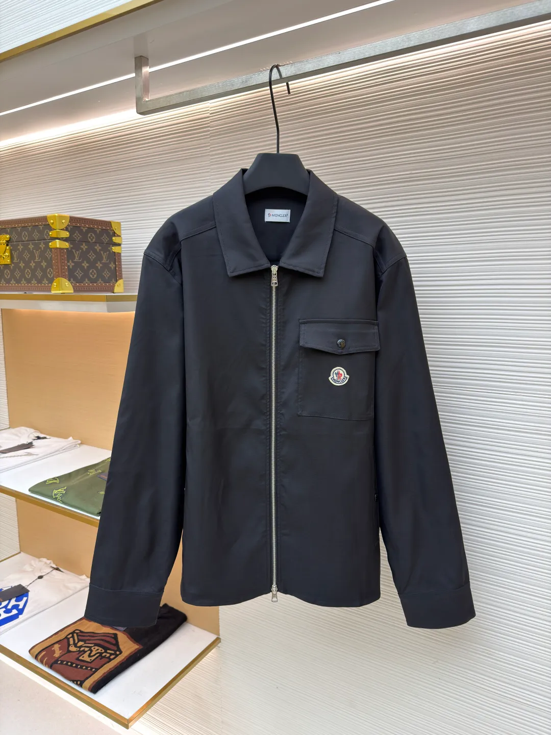 P470 Moncler logo zipper shirt jacket ●Original version: Purchased and developed at 7100 ●Item number: 1681044-B15 ●Fabric: Cotton hidden pattern gabardine fabric ●Technology: Fabric washing ●Version: Fitted version ●Weight: about 610 grams ●Size: S-M-L-XL ●Description: Customized premium cotton hidden pattern gabardine, full of texture, comfortable and skin-friendly, with pure black as the base color Calm, restrained and full of power, the iconic Moncler logo embroidered logo is embellished on it, adding brand recognition. Simple and smooth lines. The zipper opening and closing also follows the principle of minimalism. Use simplicity as the pen and texture as the ink. Use the simplest elements to outline the most touching fashion picture. The imported special machine infrared is used to locate the "Moncler logo embroidery logo". The position is more precise. Firm and strong, template machine opens the bag. Preset templates guide the position, shape and size of the bag opening. The accuracy ensures the quality of the bag opening effect. The fabrics are washed and have a better hand feel. They are not easy to deform, shrink or fade, and maintain long-term beauty. The overall wiring is straight and delicate, the fabric is comfortable and soft, and the color is consistent without color difference. It can be matched with the same style to create a fashionable look and control various occasions. Customized accessories, complete with three standards, same style for men and women!