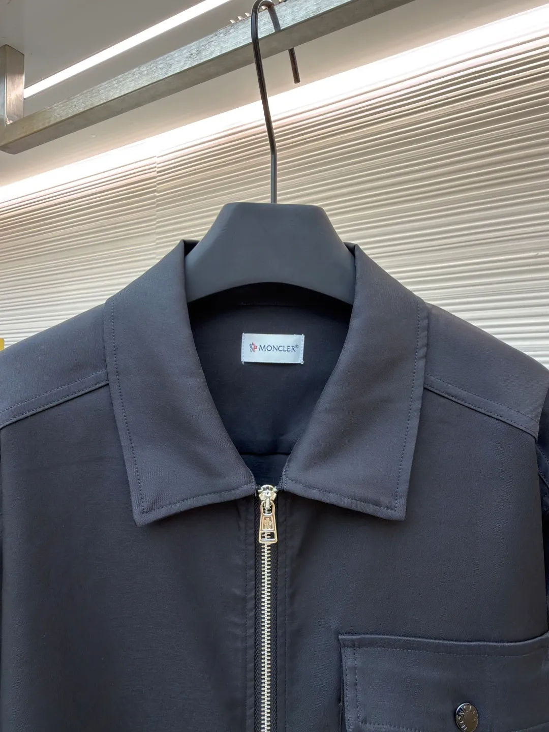 P470 Moncler logo zipper shirt jacket ●Original version: Purchased and developed at 7100 ●Item number: 1681044-B15 ●Fabric: Cotton hidden pattern gabardine fabric ●Technology: Fabric washing ●Version: Fitted version ●Weight: about 610 grams ●Size: S-M-L-XL ●Description: Customized premium cotton hidden pattern gabardine, full of texture, comfortable and skin-friendly, with pure black as the base color Calm, restrained and full of power, the iconic Moncler logo embroidered logo is embellished on it, adding brand recognition. Simple and smooth lines. The zipper opening and closing also follows the principle of minimalism. Use simplicity as the pen and texture as the ink. Use the simplest elements to outline the most touching fashion picture. The imported special machine infrared is used to locate the "Moncler logo embroidery logo". The position is more precise. Firm and strong, template machine opens the bag. Preset templates guide the position, shape and size of the bag opening. The accuracy ensures the quality of the bag opening effect. The fabrics are washed and have a better hand feel. They are not easy to deform, shrink or fade, and maintain long-term beauty. The overall wiring is straight and delicate, the fabric is comfortable and soft, and the color is consistent without color difference. It can be matched with the same style to create a fashionable look and control various occasions. Customized accessories, complete with three standards, same style for men and women!