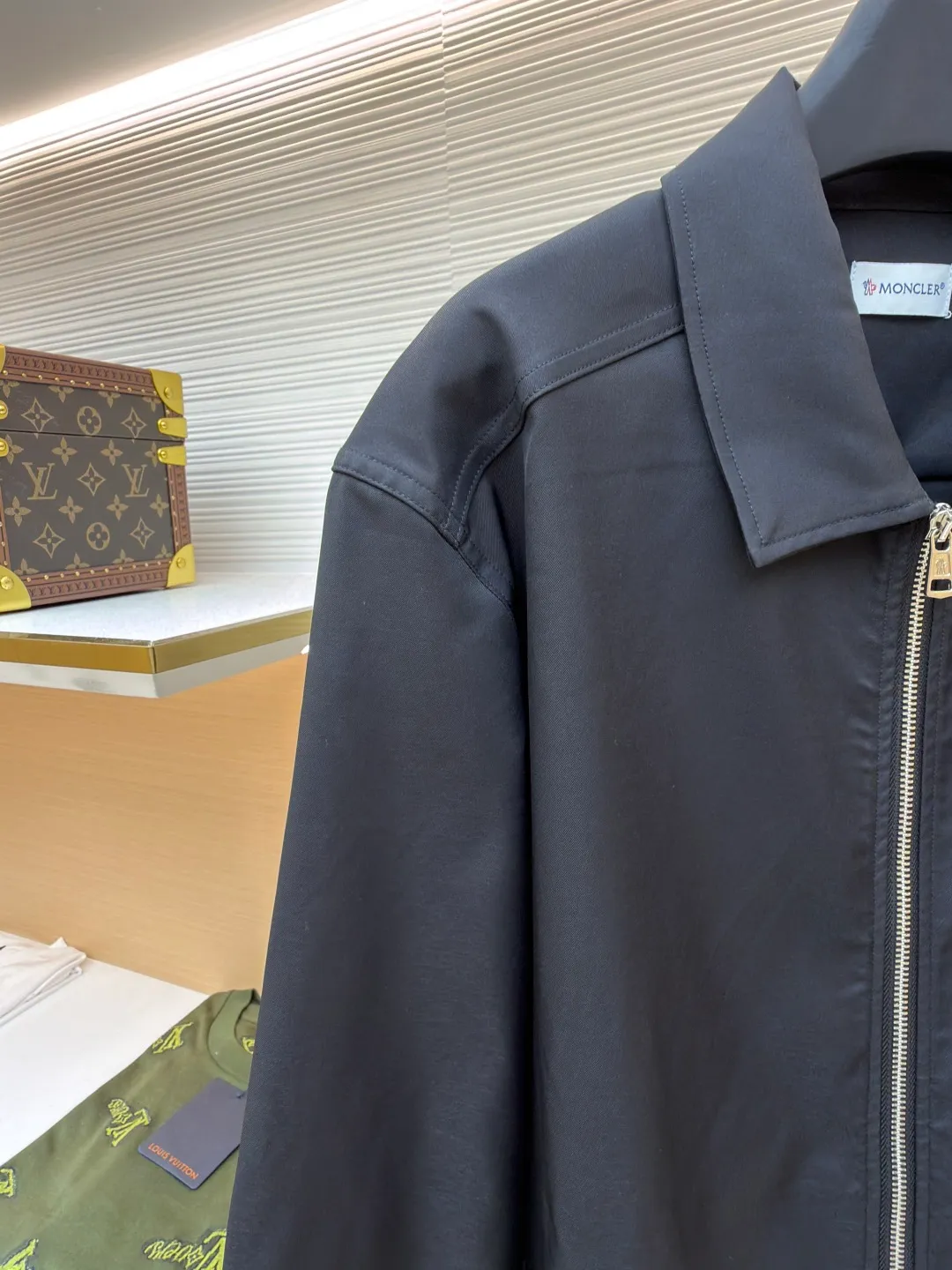P470 Moncler logo zipper shirt jacket ●Original version: Purchased and developed at 7100 ●Item number: 1681044-B15 ●Fabric: Cotton hidden pattern gabardine fabric ●Technology: Fabric washing ●Version: Fitted version ●Weight: about 610 grams ●Size: S-M-L-XL ●Description: Customized premium cotton hidden pattern gabardine, full of texture, comfortable and skin-friendly, with pure black as the base color Calm, restrained and full of power, the iconic Moncler logo embroidered logo is embellished on it, adding brand recognition. Simple and smooth lines. The zipper opening and closing also follows the principle of minimalism. Use simplicity as the pen and texture as the ink. Use the simplest elements to outline the most touching fashion picture. The imported special machine infrared is used to locate the "Moncler logo embroidery logo". The position is more precise. Firm and strong, template machine opens the bag. Preset templates guide the position, shape and size of the bag opening. The accuracy ensures the quality of the bag opening effect. The fabrics are washed and have a better hand feel. They are not easy to deform, shrink or fade, and maintain long-term beauty. The overall wiring is straight and delicate, the fabric is comfortable and soft, and the color is consistent without color difference. It can be matched with the same style to create a fashionable look and control various occasions. Customized accessories, complete with three standards, same style for men and women!