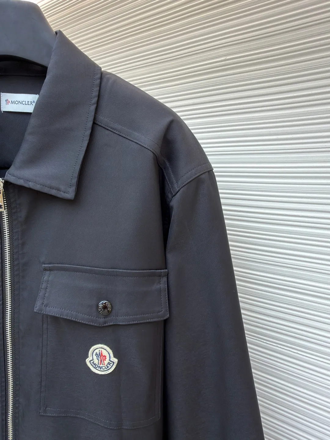 P470 Moncler logo zipper shirt jacket ●Original version: Purchased and developed at 7100 ●Item number: 1681044-B15 ●Fabric: Cotton hidden pattern gabardine fabric ●Technology: Fabric washing ●Version: Fitted version ●Weight: about 610 grams ●Size: S-M-L-XL ●Description: Customized premium cotton hidden pattern gabardine, full of texture, comfortable and skin-friendly, with pure black as the base color Calm, restrained and full of power, the iconic Moncler logo embroidered logo is embellished on it, adding brand recognition. Simple and smooth lines. The zipper opening and closing also follows the principle of minimalism. Use simplicity as the pen and texture as the ink. Use the simplest elements to outline the most touching fashion picture. The imported special machine infrared is used to locate the "Moncler logo embroidery logo". The position is more precise. Firm and strong, template machine opens the bag. Preset templates guide the position, shape and size of the bag opening. The accuracy ensures the quality of the bag opening effect. The fabrics are washed and have a better hand feel. They are not easy to deform, shrink or fade, and maintain long-term beauty. The overall wiring is straight and delicate, the fabric is comfortable and soft, and the color is consistent without color difference. It can be matched with the same style to create a fashionable look and control various occasions. Customized accessories, complete with three standards, same style for men and women!