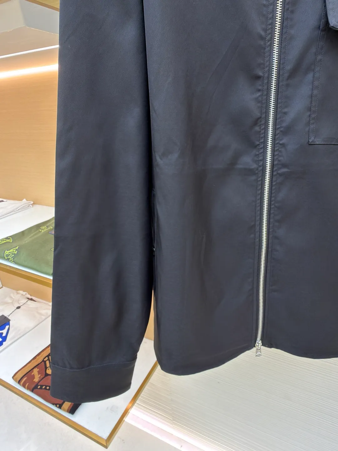 P470 Moncler logo zipper shirt jacket ●Original version: Purchased and developed at 7100 ●Item number: 1681044-B15 ●Fabric: Cotton hidden pattern gabardine fabric ●Technology: Fabric washing ●Version: Fitted version ●Weight: about 610 grams ●Size: S-M-L-XL ●Description: Customized premium cotton hidden pattern gabardine, full of texture, comfortable and skin-friendly, with pure black as the base color Calm, restrained and full of power, the iconic Moncler logo embroidered logo is embellished on it, adding brand recognition. Simple and smooth lines. The zipper opening and closing also follows the principle of minimalism. Use simplicity as the pen and texture as the ink. Use the simplest elements to outline the most touching fashion picture. The imported special machine infrared is used to locate the "Moncler logo embroidery logo". The position is more precise. Firm and strong, template machine opens the bag. Preset templates guide the position, shape and size of the bag opening. The accuracy ensures the quality of the bag opening effect. The fabrics are washed and have a better hand feel. They are not easy to deform, shrink or fade, and maintain long-term beauty. The overall wiring is straight and delicate, the fabric is comfortable and soft, and the color is consistent without color difference. It can be matched with the same style to create a fashionable look and control various occasions. Customized accessories, complete with three standards, same style for men and women!