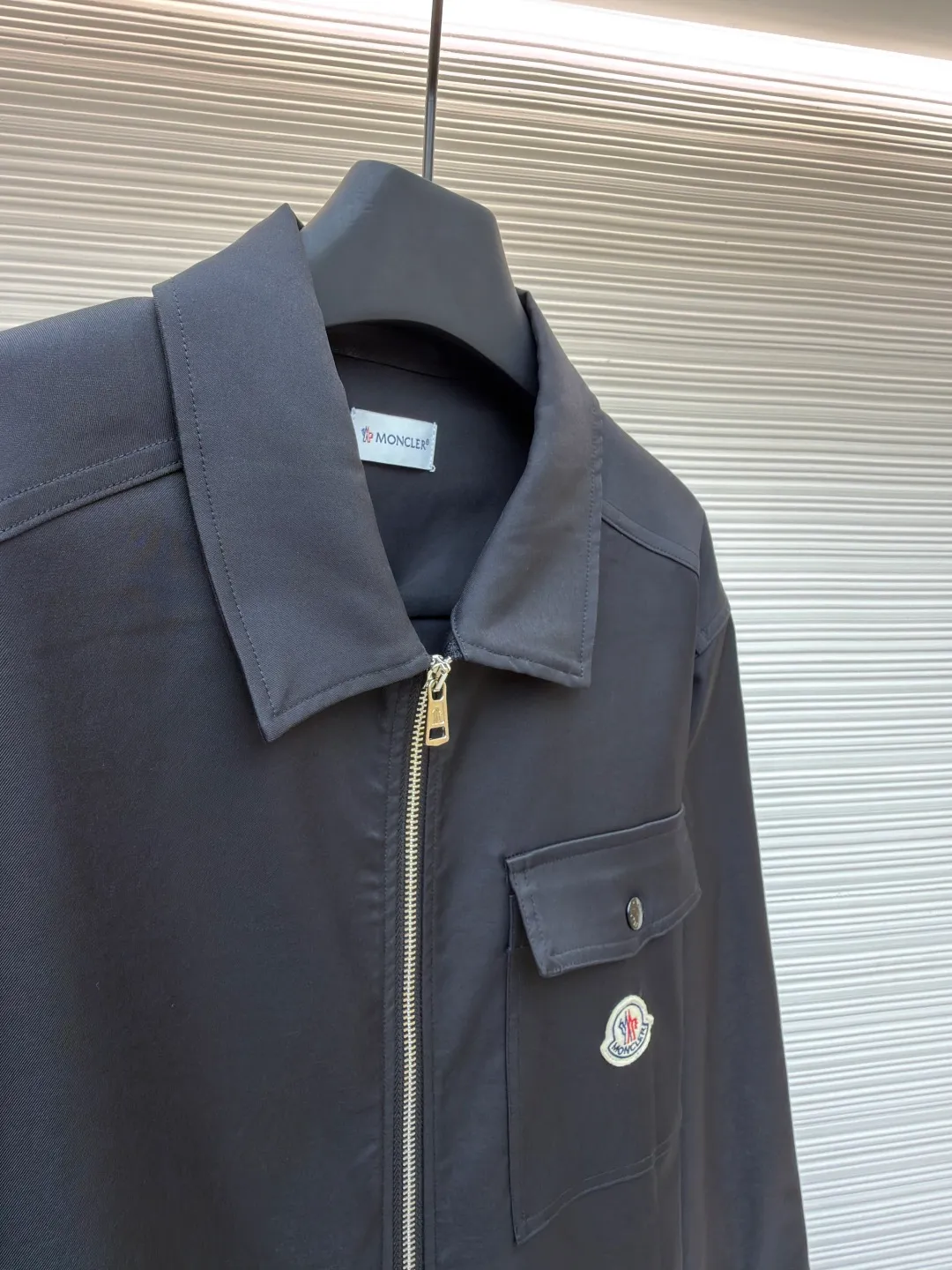 P470 Moncler logo zipper shirt jacket ●Original version: Purchased and developed at 7100 ●Item number: 1681044-B15 ●Fabric: Cotton hidden pattern gabardine fabric ●Technology: Fabric washing ●Version: Fitted version ●Weight: about 610 grams ●Size: S-M-L-XL ●Description: Customized premium cotton hidden pattern gabardine, full of texture, comfortable and skin-friendly, with pure black as the base color Calm, restrained and full of power, the iconic Moncler logo embroidered logo is embellished on it, adding brand recognition. Simple and smooth lines. The zipper opening and closing also follows the principle of minimalism. Use simplicity as the pen and texture as the ink. Use the simplest elements to outline the most touching fashion picture. The imported special machine infrared is used to locate the "Moncler logo embroidery logo". The position is more precise. Firm and strong, template machine opens the bag. Preset templates guide the position, shape and size of the bag opening. The accuracy ensures the quality of the bag opening effect. The fabrics are washed and have a better hand feel. They are not easy to deform, shrink or fade, and maintain long-term beauty. The overall wiring is straight and delicate, the fabric is comfortable and soft, and the color is consistent without color difference. It can be matched with the same style to create a fashionable look and control various occasions. Customized accessories, complete with three standards, same style for men and women!