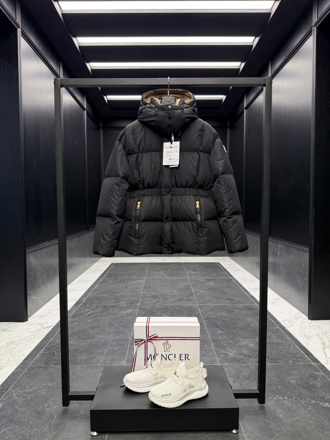 P860 ⬆️Moncler Agneux (waisted black gold) women's square quilted hooded short down jacket. Compare at will on the entire website. Arrange orders for shipment. Small sizes come out first. ⚠️Buy original and develop. Hardware pattern making countless times. All the hardware on the market is made wrong after looking at the pictures and patterns. The zipper hardware and buttons are completely two colors and two different materials. Original replacement fabric ➕Original matching hardware. I won’t go into details about the hardware. The single material will be out of stock for a few days. The barcode model number corresponds to the official website. The tag has built-in NFC inductor anti-counterfeiting. Supports multiple anti-counterfeiting verifications. 🎁The factory comes standard with a full set of counter gift box packaging. (original machine box, original shopping bag, original dust-proof grass, original hanger, original thank you card, original ribbon, upgraded original oversized magnetic gift box.) The Agneux women's short down jacket combines geometric quilting and silky texture to create a basic and exquisite piece suitable for cold weather.  Product Details: The Agneux down jacket combines protective fabrics with exquisite textures. Short fit in functional nylon with a glossy satin finish. Paired with a nipped-in waist design, it outlines a feminine silhouette.
