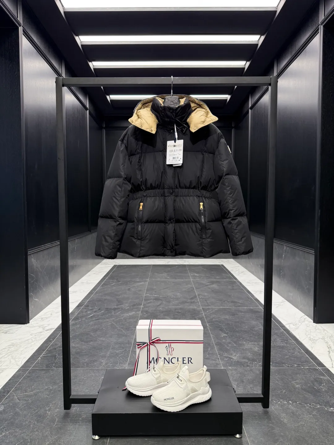 P860 ⬆️Moncler Agneux (waisted black gold) women's square quilted hooded short down jacket. Compare at will on the entire website. Arrange orders for shipment. Small sizes come out first. ⚠️Buy original and develop. Hardware pattern making countless times. All the hardware on the market is made wrong after looking at the pictures and patterns. The zipper hardware and buttons are completely two colors and two different materials. Original replacement fabric ➕Original matching hardware. I won’t go into details about the hardware. The single material will be out of stock for a few days. The barcode model number corresponds to the official website. The tag has built-in NFC inductor anti-counterfeiting. Supports multiple anti-counterfeiting verifications. 🎁The factory comes standard with a full set of counter gift box packaging. (original machine box, original shopping bag, original dust-proof grass, original hanger, original thank you card, original ribbon, upgraded original oversized magnetic gift box.) The Agneux women's short down jacket combines geometric quilting and silky texture to create a basic and exquisite piece suitable for cold weather.  Product Details: The Agneux down jacket combines protective fabrics with exquisite textures. Short fit in functional nylon with a glossy satin finish. Paired with a nipped-in waist design, it outlines a feminine silhouette.