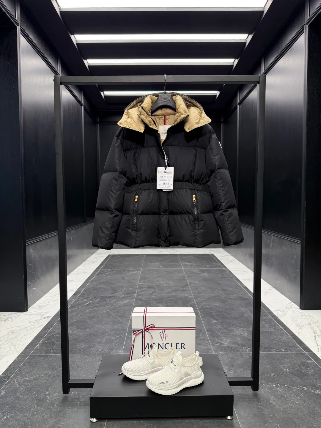 P860 ⬆️Moncler Agneux (waisted black gold) women's square quilted hooded short down jacket. Compare at will on the entire website. Arrange orders for shipment. Small sizes come out first. ⚠️Buy original and develop. Hardware pattern making countless times. All the hardware on the market is made wrong after looking at the pictures and patterns. The zipper hardware and buttons are completely two colors and two different materials. Original replacement fabric ➕Original matching hardware. I won’t go into details about the hardware. The single material will be out of stock for a few days. The barcode model number corresponds to the official website. The tag has built-in NFC inductor anti-counterfeiting. Supports multiple anti-counterfeiting verifications. 🎁The factory comes standard with a full set of counter gift box packaging. (original machine box, original shopping bag, original dust-proof grass, original hanger, original thank you card, original ribbon, upgraded original oversized magnetic gift box.) The Agneux women's short down jacket combines geometric quilting and silky texture to create a basic and exquisite piece suitable for cold weather.  Product Details: The Agneux down jacket combines protective fabrics with exquisite textures. Short fit in functional nylon with a glossy satin finish. Paired with a nipped-in waist design, it outlines a feminine silhouette.