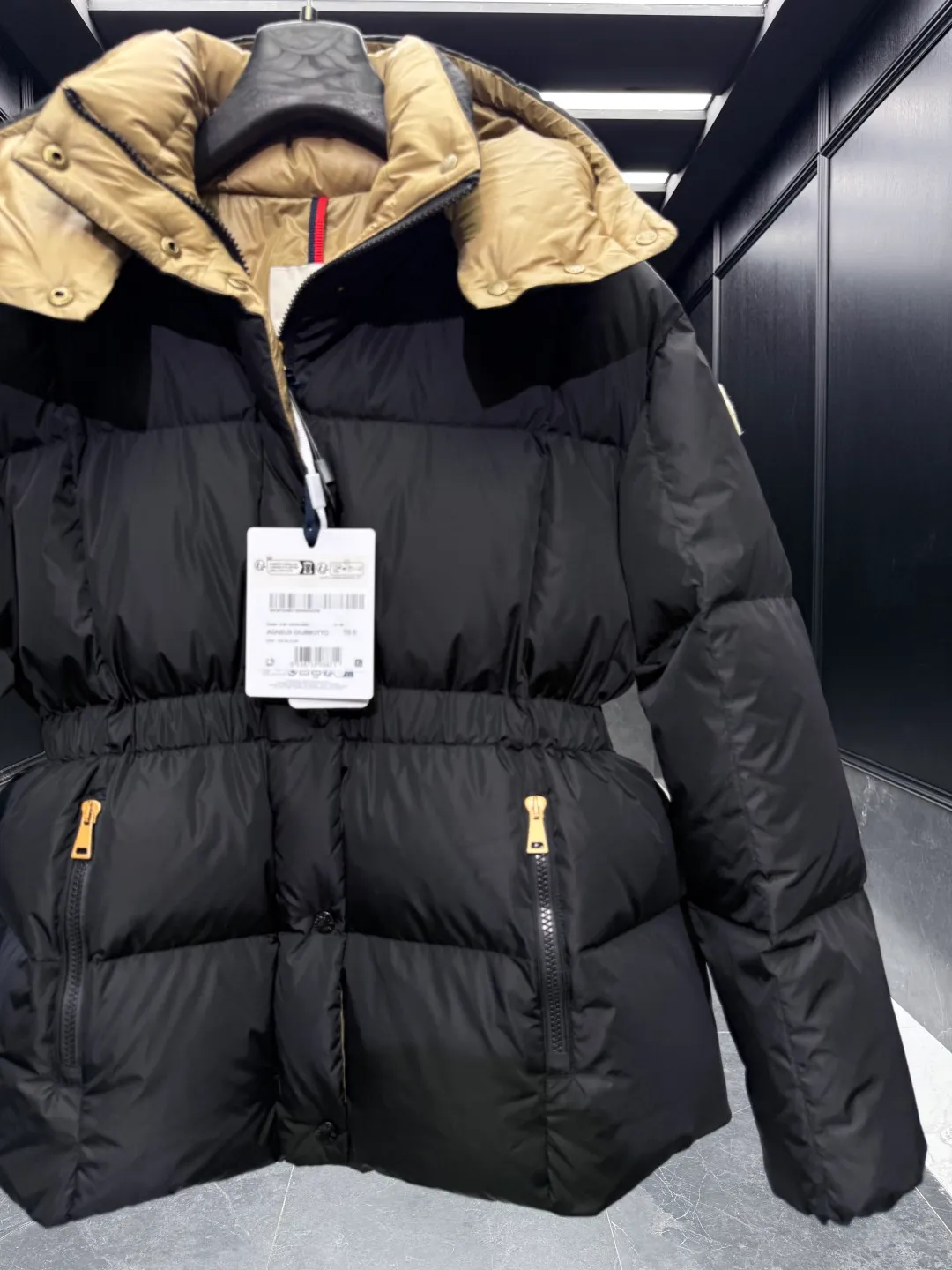 P860 ⬆️Moncler Agneux (waisted black gold) women's square quilted hooded short down jacket. Compare at will on the entire website. Arrange orders for shipment. Small sizes come out first. ⚠️Buy original and develop. Hardware pattern making countless times. All the hardware on the market is made wrong after looking at the pictures and patterns. The zipper hardware and buttons are completely two colors and two different materials. Original replacement fabric ➕Original matching hardware. I won’t go into details about the hardware. The single material will be out of stock for a few days. The barcode model number corresponds to the official website. The tag has built-in NFC inductor anti-counterfeiting. Supports multiple anti-counterfeiting verifications. 🎁The factory comes standard with a full set of counter gift box packaging. (original machine box, original shopping bag, original dust-proof grass, original hanger, original thank you card, original ribbon, upgraded original oversized magnetic gift box.) The Agneux women's short down jacket combines geometric quilting and silky texture to create a basic and exquisite piece suitable for cold weather.  Product Details: The Agneux down jacket combines protective fabrics with exquisite textures. Short fit in functional nylon with a glossy satin finish. Paired with a nipped-in waist design, it outlines a feminine silhouette.