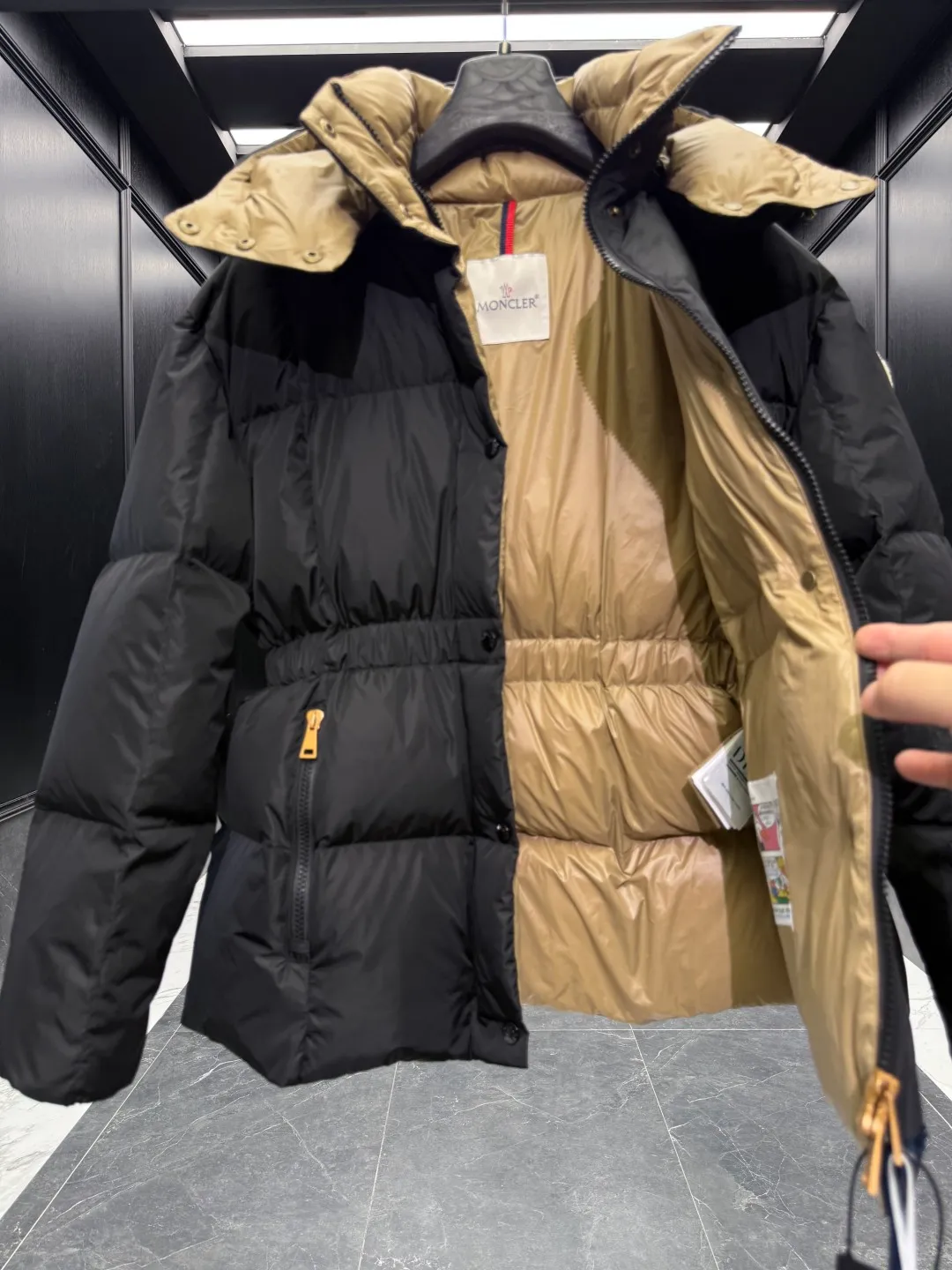 P860 ⬆️Moncler Agneux (waisted black gold) women's square quilted hooded short down jacket. Compare at will on the entire website. Arrange orders for shipment. Small sizes come out first. ⚠️Buy original and develop. Hardware pattern making countless times. All the hardware on the market is made wrong after looking at the pictures and patterns. The zipper hardware and buttons are completely two colors and two different materials. Original replacement fabric ➕Original matching hardware. I won’t go into details about the hardware. The single material will be out of stock for a few days. The barcode model number corresponds to the official website. The tag has built-in NFC inductor anti-counterfeiting. Supports multiple anti-counterfeiting verifications. 🎁The factory comes standard with a full set of counter gift box packaging. (original machine box, original shopping bag, original dust-proof grass, original hanger, original thank you card, original ribbon, upgraded original oversized magnetic gift box.) The Agneux women's short down jacket combines geometric quilting and silky texture to create a basic and exquisite piece suitable for cold weather.  Product Details: The Agneux down jacket combines protective fabrics with exquisite textures. Short fit in functional nylon with a glossy satin finish. Paired with a nipped-in waist design, it outlines a feminine silhouette.