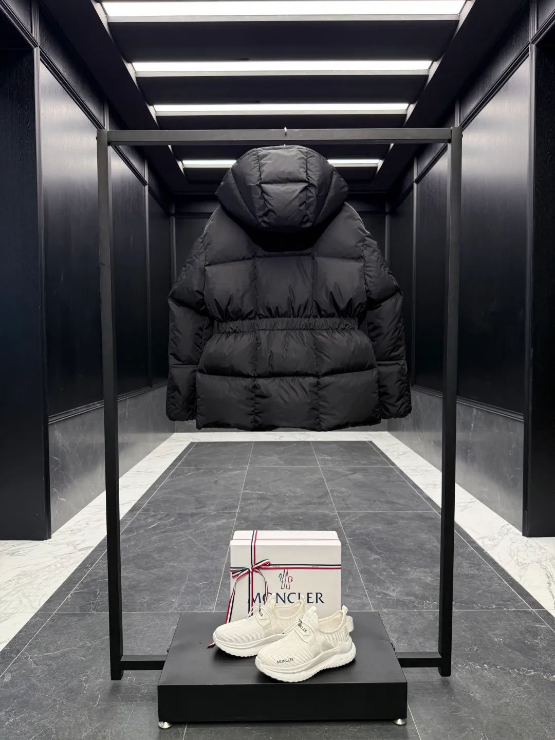 P860 ⬆️Moncler Agneux (waisted black gold) women's square quilted hooded short down jacket. Compare at will on the entire website. Arrange orders for shipment. Small sizes come out first. ⚠️Buy original and develop. Hardware pattern making countless times. All the hardware on the market is made wrong after looking at the pictures and patterns. The zipper hardware and buttons are completely two colors and two different materials. Original replacement fabric ➕Original matching hardware. I won’t go into details about the hardware. The single material will be out of stock for a few days. The barcode model number corresponds to the official website. The tag has built-in NFC inductor anti-counterfeiting. Supports multiple anti-counterfeiting verifications. 🎁The factory comes standard with a full set of counter gift box packaging. (original machine box, original shopping bag, original dust-proof grass, original hanger, original thank you card, original ribbon, upgraded original oversized magnetic gift box.) The Agneux women's short down jacket combines geometric quilting and silky texture to create a basic and exquisite piece suitable for cold weather.  Product Details: The Agneux down jacket combines protective fabrics with exquisite textures. Short fit in functional nylon with a glossy satin finish. Paired with a nipped-in waist design, it outlines a feminine silhouette.