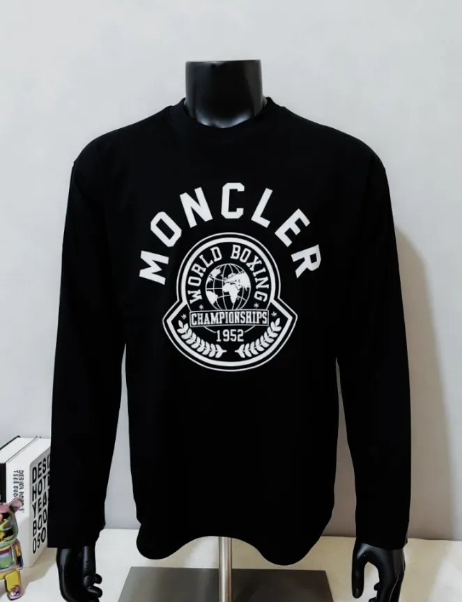 P180 MONCLER is new, 2025fw official synchronized 1952 wheat ear logo large logo printed long-sleeved T-shirt, the details match the official version, and the logo size is strictly controlled , standard size, details are in sync with the official version; 280g double yarn 100% cotton fabric is selected, imported woven thread, the neckline is boned to prevent deformation, washed at high temperature at the factory, the fabric is soft and breathable, does not shrink and prevent deformation, NCF washed mark identification, details are in place and the upper body is good-looking, European size version, loose and suitable, the same color as the official website: black, size XS-L (L size can wear 200 pounds)