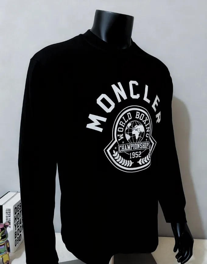 P180 MONCLER is new, 2025fw official synchronized 1952 wheat ear logo large logo printed long-sleeved T-shirt, the details match the official version, and the logo size is strictly controlled , standard size, details are in sync with the official version; 280g double yarn 100% cotton fabric is selected, imported woven thread, the neckline is boned to prevent deformation, washed at high temperature at the factory, the fabric is soft and breathable, does not shrink and prevent deformation, NCF washed mark identification, details are in place and the upper body is good-looking, European size version, loose and suitable, the same color as the official website: black, size XS-L (L size can wear 200 pounds)