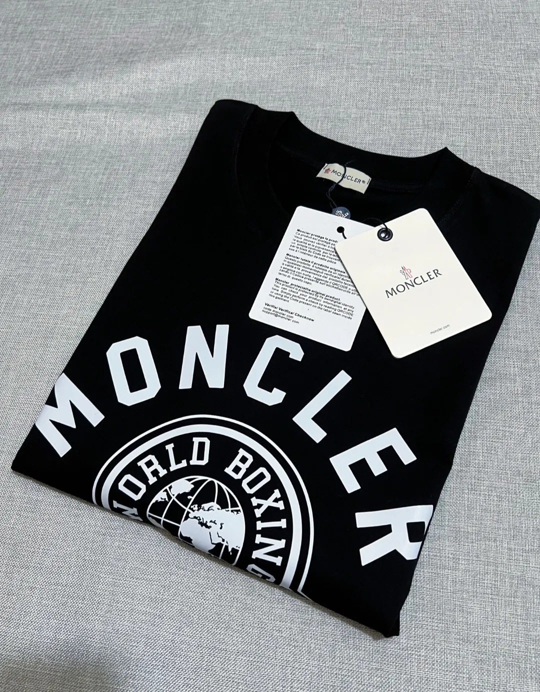 P180 MONCLER is new, 2025fw official synchronized 1952 wheat ear logo large logo printed long-sleeved T-shirt, the details match the official version, and the logo size is strictly controlled , standard size, details are in sync with the official version; 280g double yarn 100% cotton fabric is selected, imported woven thread, the neckline is boned to prevent deformation, washed at high temperature at the factory, the fabric is soft and breathable, does not shrink and prevent deformation, NCF washed mark identification, details are in place and the upper body is good-looking, European size version, loose and suitable, the same color as the official website: black, size XS-L (L size can wear 200 pounds)