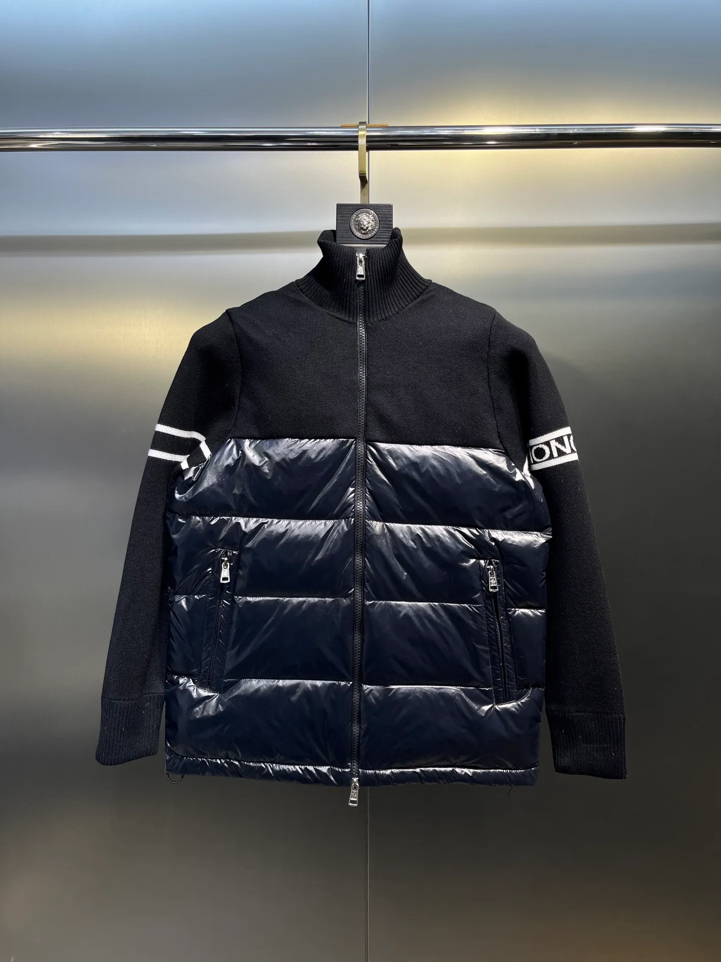 P700 Moncler cardigan tricot🌟 Men's lightweight padded wool down. This men's down is made of soft wool blend fabric and can be worn in milder weather. This padded wool silhouette's timeless silhouette is complemented by a modern quilted pattern. The silhouette features a timeless design and is filled with warm down, making it ideal for milder seasons. Details Made of wool blend and nylon extra léger Down filling, zip closure, zip pockets, logo patch size: m-xzl