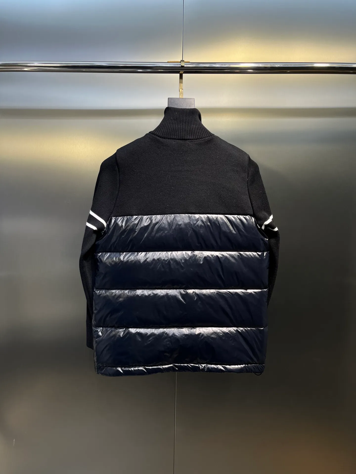 P700 Moncler cardigan tricot🌟 Men's lightweight padded wool down. This men's down is made of soft wool blend fabric and can be worn in milder weather. This padded wool silhouette's timeless silhouette is complemented by a modern quilted pattern. The silhouette features a timeless design and is filled with warm down, making it ideal for milder seasons. Details Made of wool blend and nylon extra léger Down filling, zip closure, zip pockets, logo patch size: m-xzl