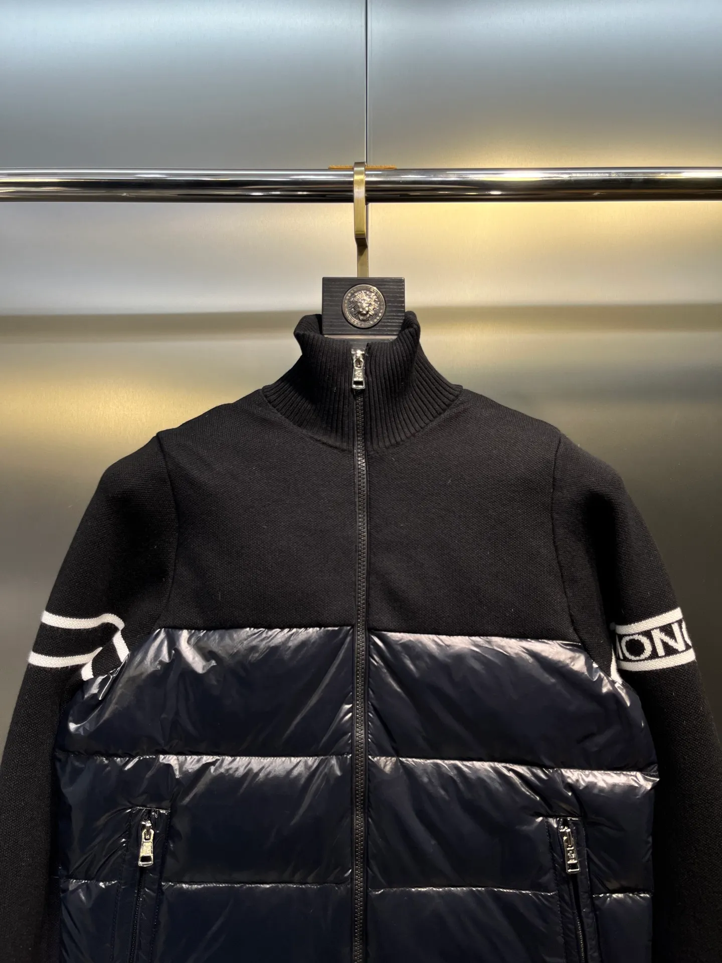 P700 Moncler cardigan tricot🌟 Men's lightweight padded wool down. This men's down is made of soft wool blend fabric and can be worn in milder weather. This padded wool silhouette's timeless silhouette is complemented by a modern quilted pattern. The silhouette features a timeless design and is filled with warm down, making it ideal for milder seasons. Details Made of wool blend and nylon extra léger Down filling, zip closure, zip pockets, logo patch size: m-xzl