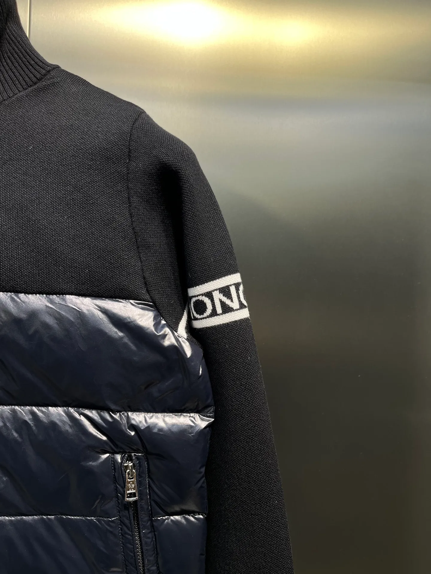 P700 Moncler cardigan tricot🌟 Men's lightweight padded wool down. This men's down is made of soft wool blend fabric and can be worn in milder weather. This padded wool silhouette's timeless silhouette is complemented by a modern quilted pattern. The silhouette features a timeless design and is filled with warm down, making it ideal for milder seasons. Details Made of wool blend and nylon extra léger Down filling, zip closure, zip pockets, logo patch size: m-xzl