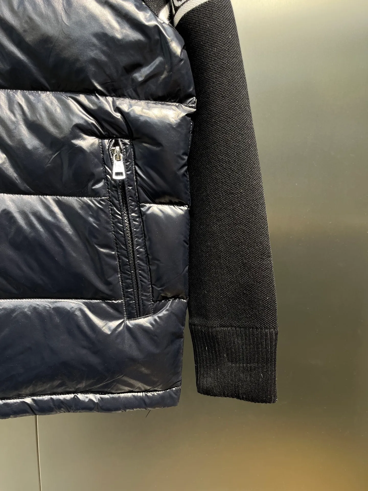 P700 Moncler cardigan tricot🌟 Men's lightweight padded wool down. This men's down is made of soft wool blend fabric and can be worn in milder weather. This padded wool silhouette's timeless silhouette is complemented by a modern quilted pattern. The silhouette features a timeless design and is filled with warm down, making it ideal for milder seasons. Details Made of wool blend and nylon extra léger Down filling, zip closure, zip pockets, logo patch size: m-xzl