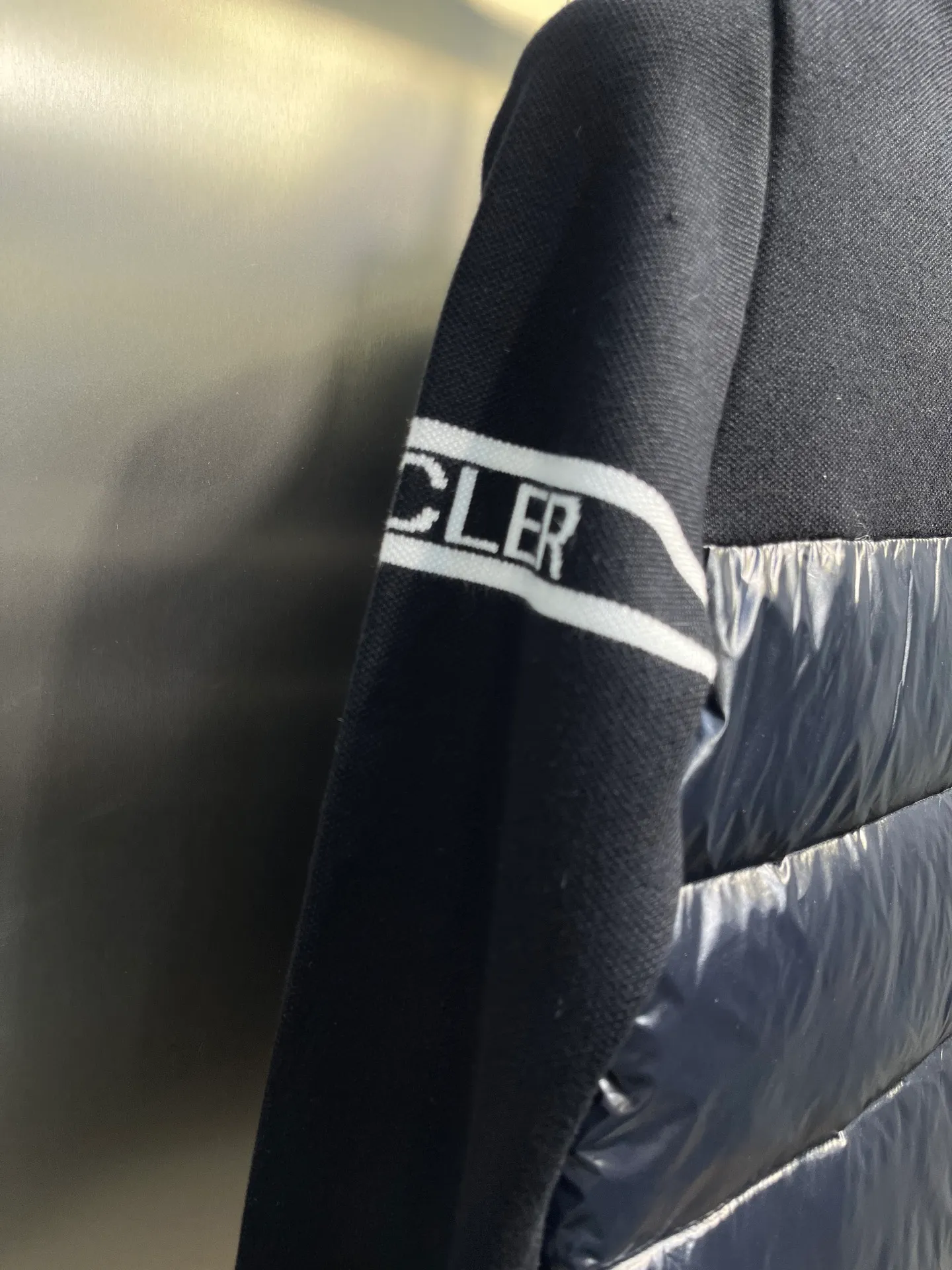 P700 Moncler cardigan tricot🌟 Men's lightweight padded wool down. This men's down is made of soft wool blend fabric and can be worn in milder weather. This padded wool silhouette's timeless silhouette is complemented by a modern quilted pattern. The silhouette features a timeless design and is filled with warm down, making it ideal for milder seasons. Details Made of wool blend and nylon extra léger Down filling, zip closure, zip pockets, logo patch size: m-xzl