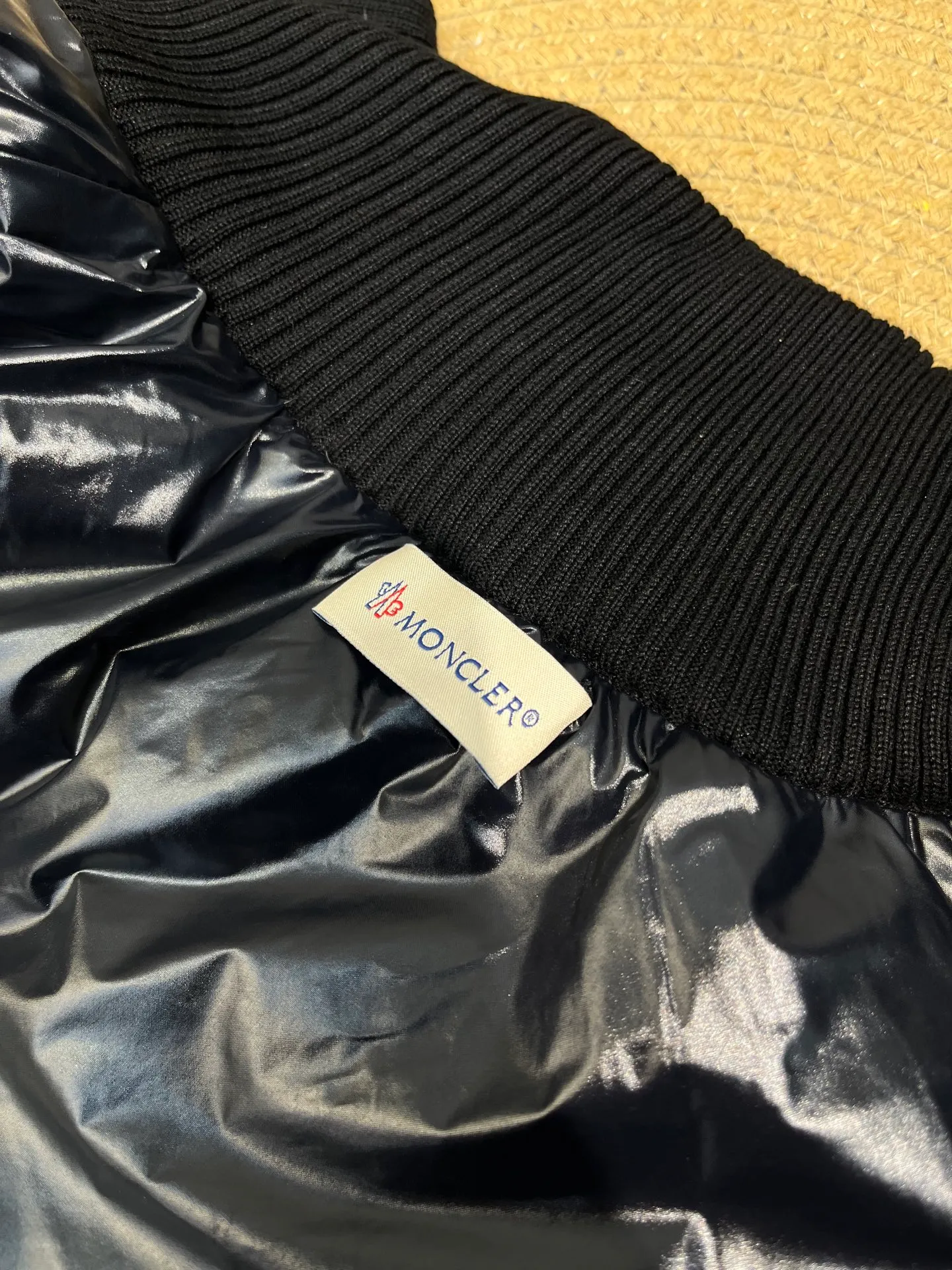 P700 Moncler cardigan tricot🌟 Men's lightweight padded wool down. This men's down is made of soft wool blend fabric and can be worn in milder weather. This padded wool silhouette's timeless silhouette is complemented by a modern quilted pattern. The silhouette features a timeless design and is filled with warm down, making it ideal for milder seasons. Details Made of wool blend and nylon extra léger Down filling, zip closure, zip pockets, logo patch size: m-xzl