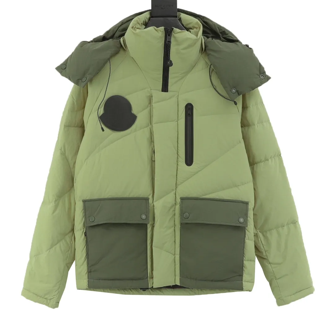 P1280 MONCLER GENIUSx Fei Dong joint model FW23 spliced ​​waterproof nylon stitched hooded short down jacket 90 white duck down The green design is inspired by the future earth. The joint series launched by Williams and Moncler sets its sights on the surreal outdoor style, creating a wonderland inspired by fashion camping. The entire series integrates Fei Dong's design style and interprets the art of the earth. SIZE:1-5