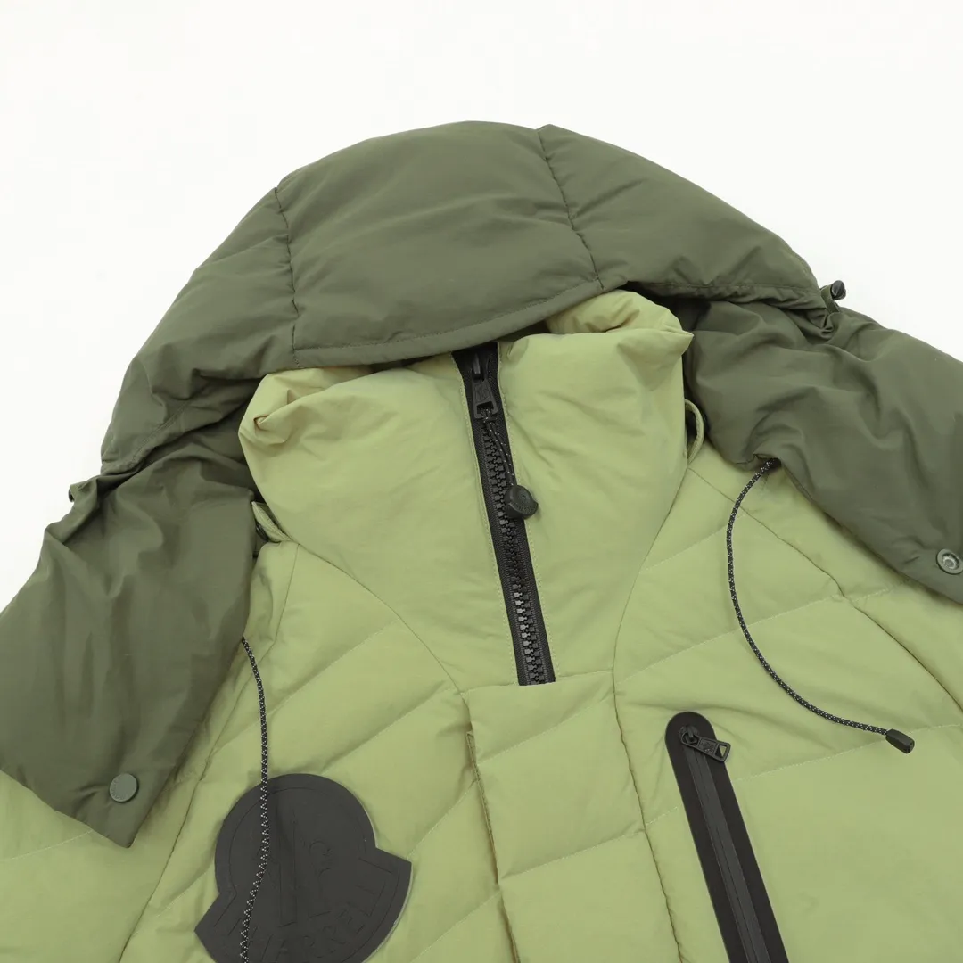 P1280 MONCLER GENIUSx Fei Dong joint model FW23 spliced ​​waterproof nylon stitched hooded short down jacket 90 white duck down The green design is inspired by the future earth. The joint series launched by Williams and Moncler sets its sights on the surreal outdoor style, creating a wonderland inspired by fashion camping. The entire series integrates Fei Dong's design style and interprets the art of the earth. SIZE:1-5