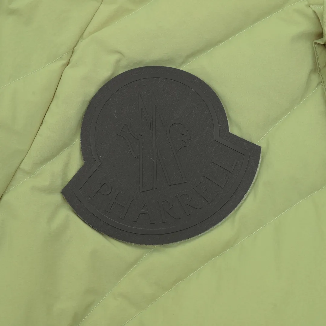 P1280 MONCLER GENIUSx Fei Dong joint model FW23 spliced ​​waterproof nylon stitched hooded short down jacket 90 white duck down The green design is inspired by the future earth. The joint series launched by Williams and Moncler sets its sights on the surreal outdoor style, creating a wonderland inspired by fashion camping. The entire series integrates Fei Dong's design style and interprets the art of the earth. SIZE:1-5